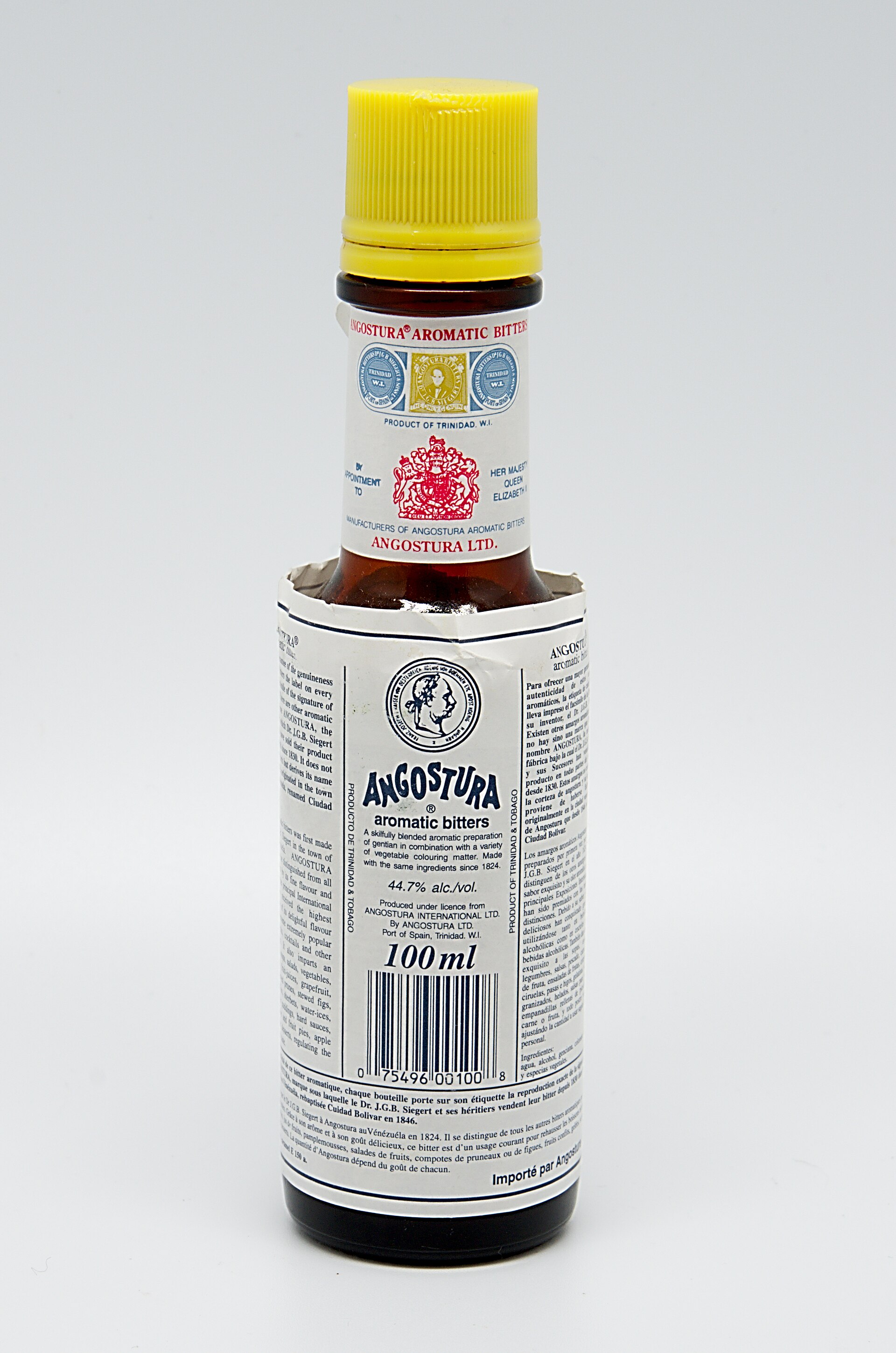 Бутылка Angostura Aromatic Bitters с фирменной непропорционально большой этикеткой