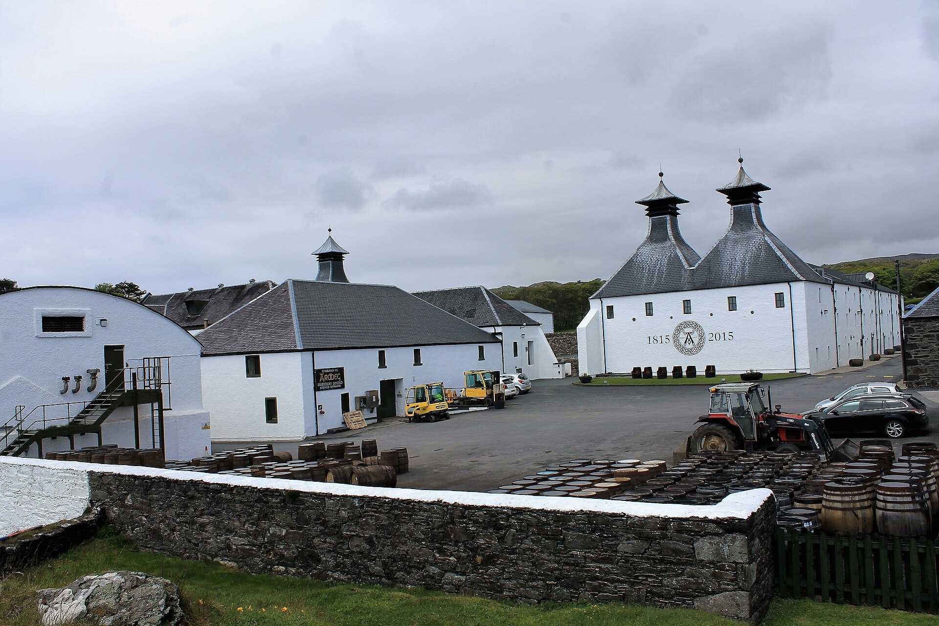 бочки в парке выдержки на территории Ardbeg