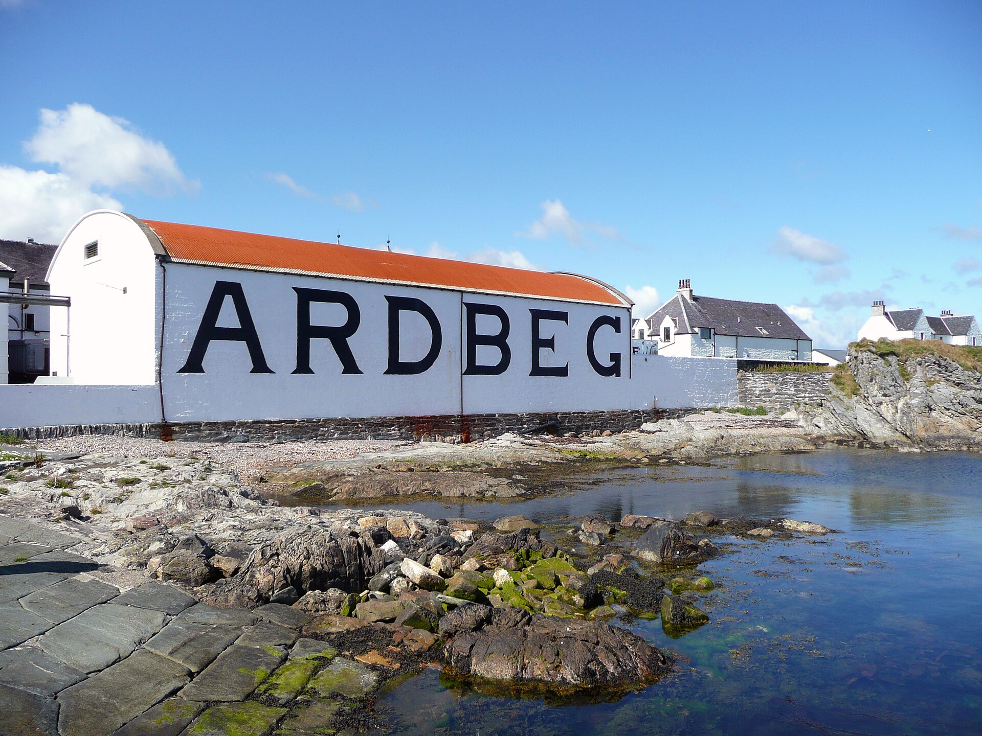 здания винокурни Ardbeg на берегу залива