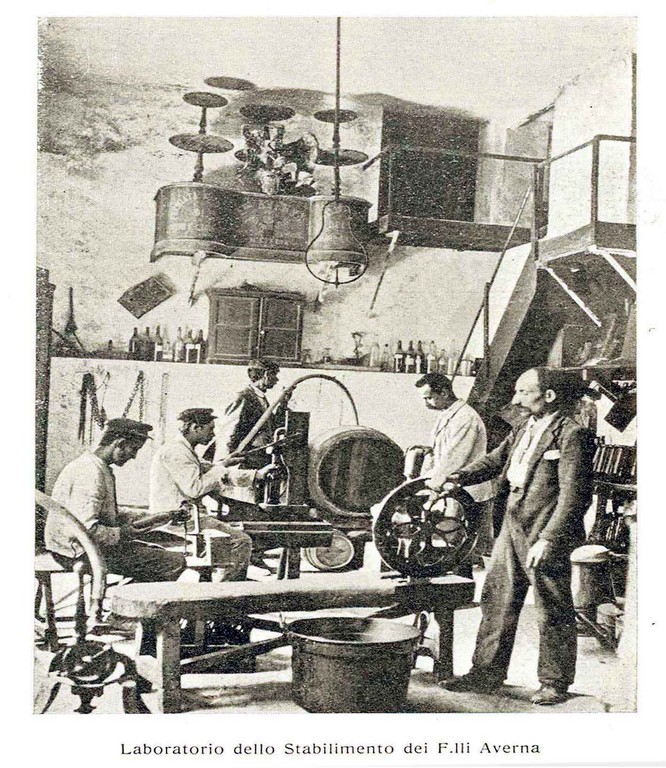 Лаборатория завода Fratelli Averna в Кальтаниссетте, 1911 год (публикация журнала La Sicilia Illustrata)
