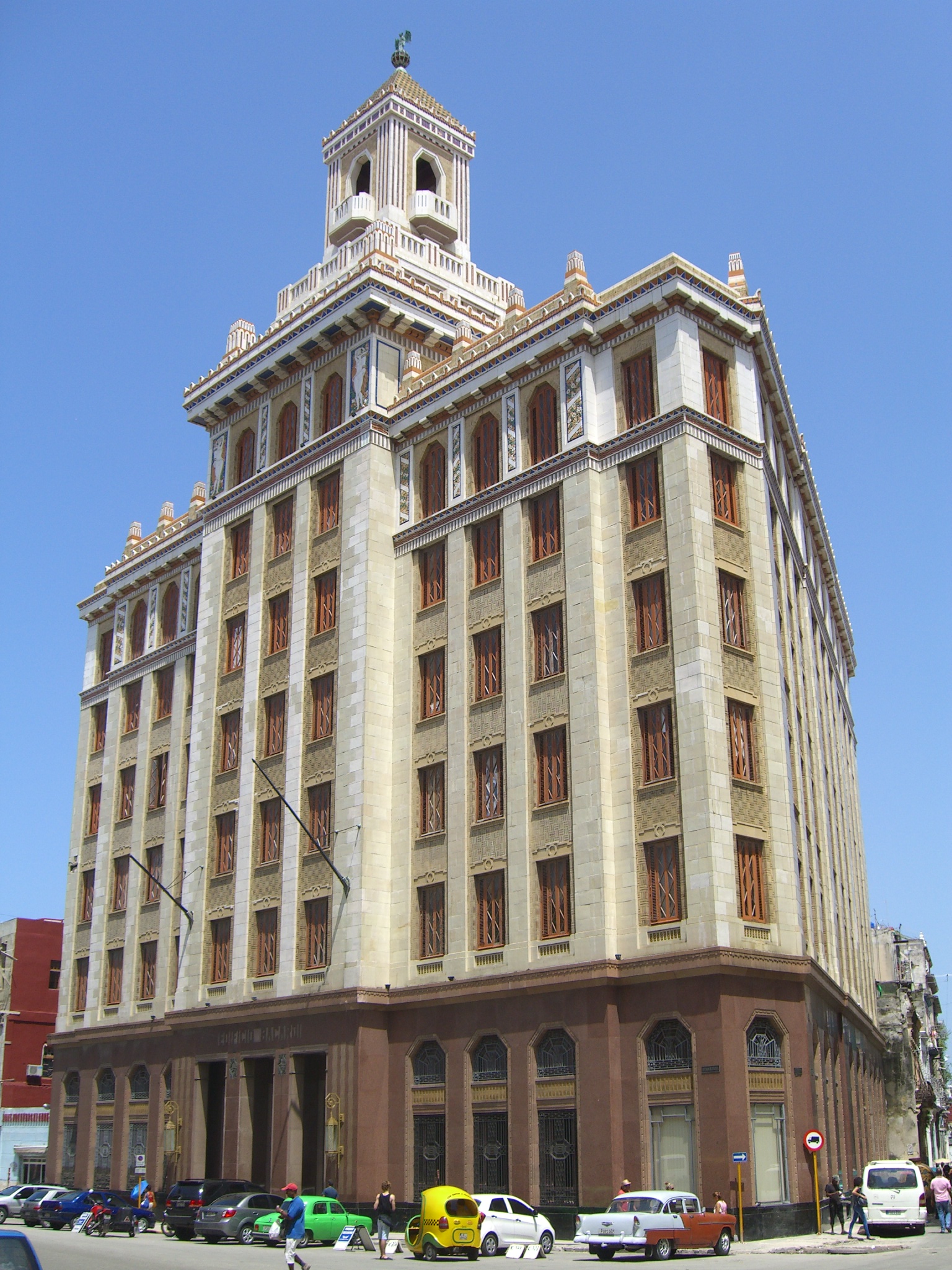 Edificio Bacardí — ар-деко штаб-квартира компании в Гаване (1930), увенчанная бронзовой скульптурой летучей мыши