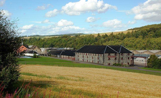Винокурня Balvenie с полем ячменя на переднем плане