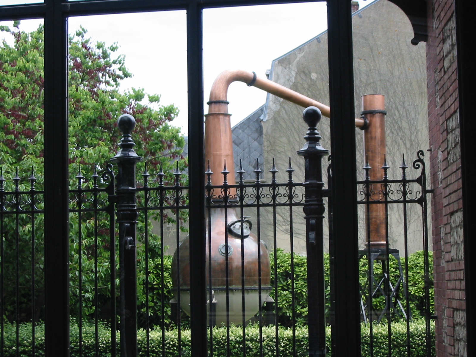 Медный pot still (alambic) винокурни Bénédictine в Фекане
