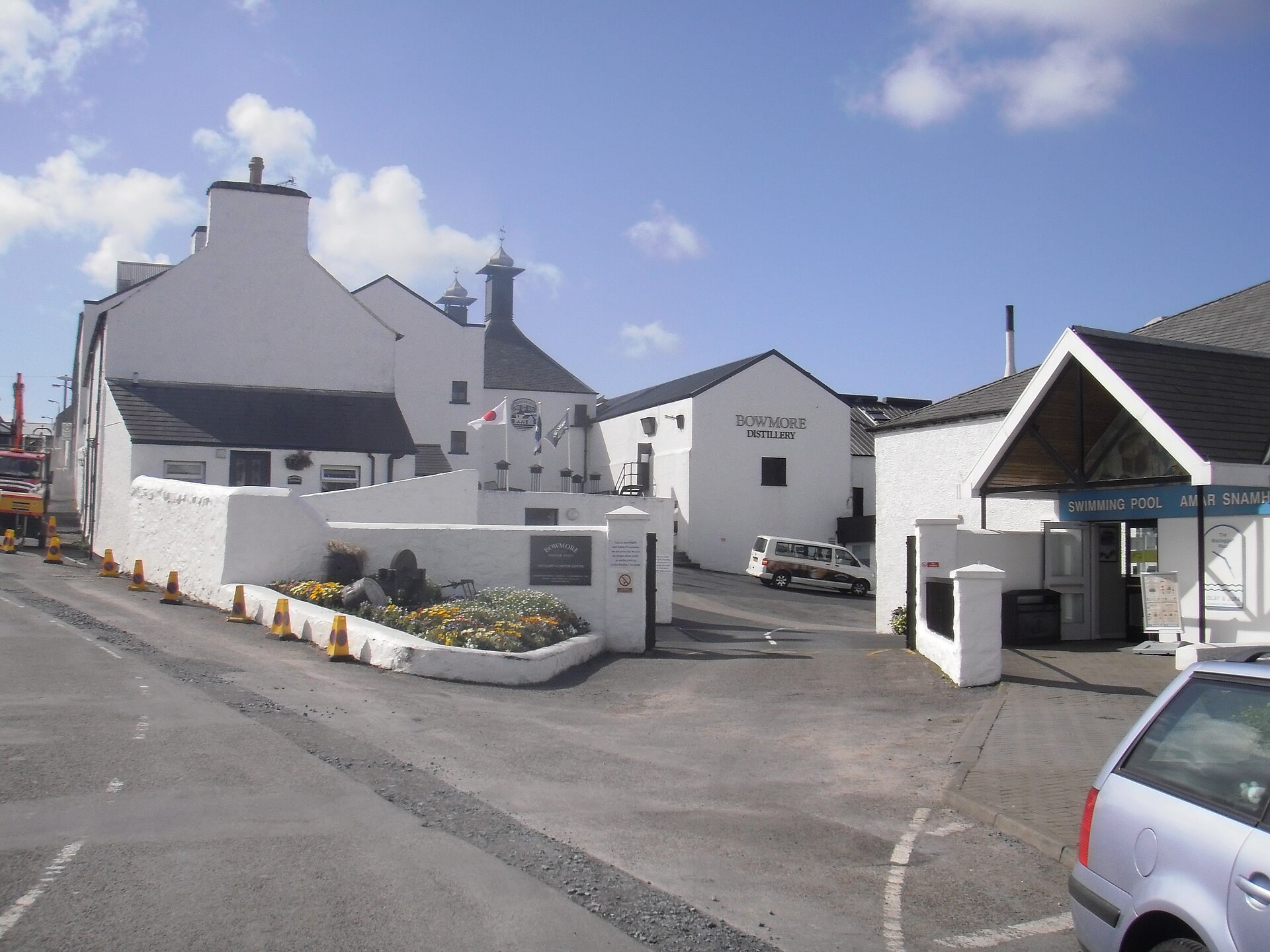 здание винокурни Bowmore на берегу Лох-Индал