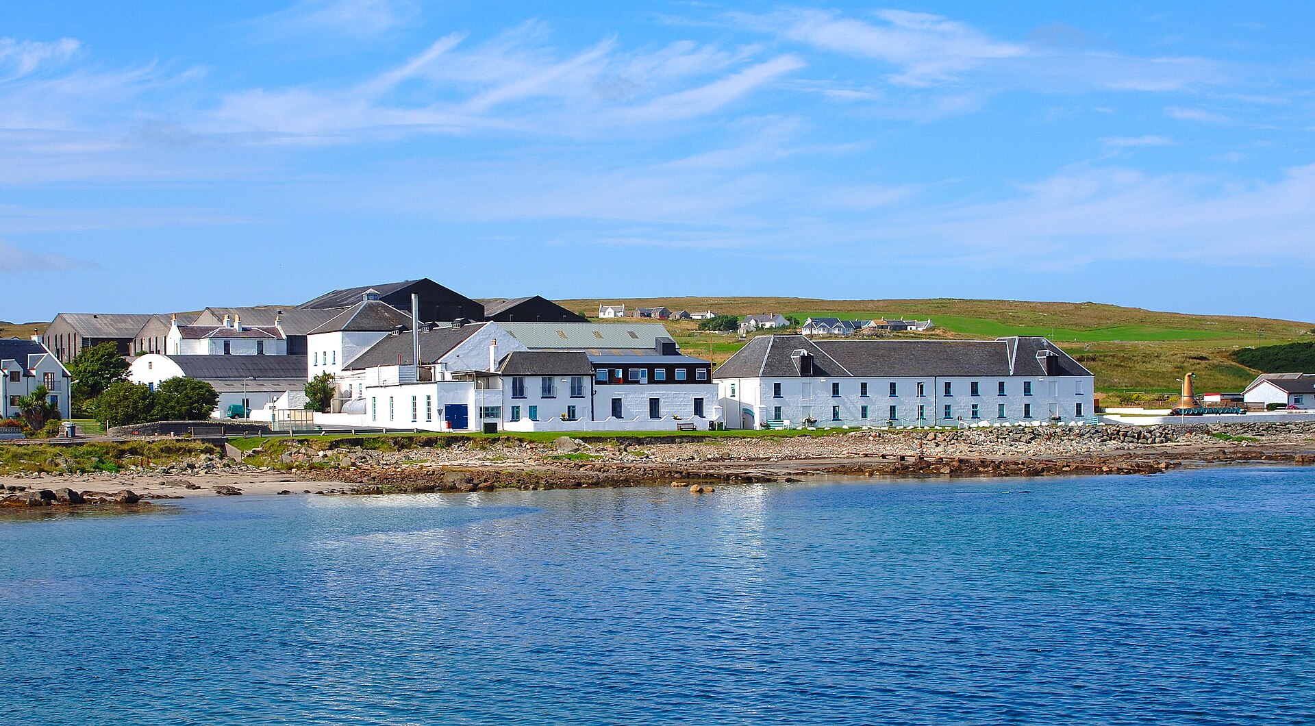 Здание винокурни Bruichladdich, вид снаружи