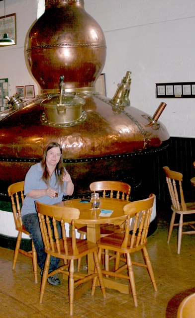 Медный pot still внутри Bushmills Distillery