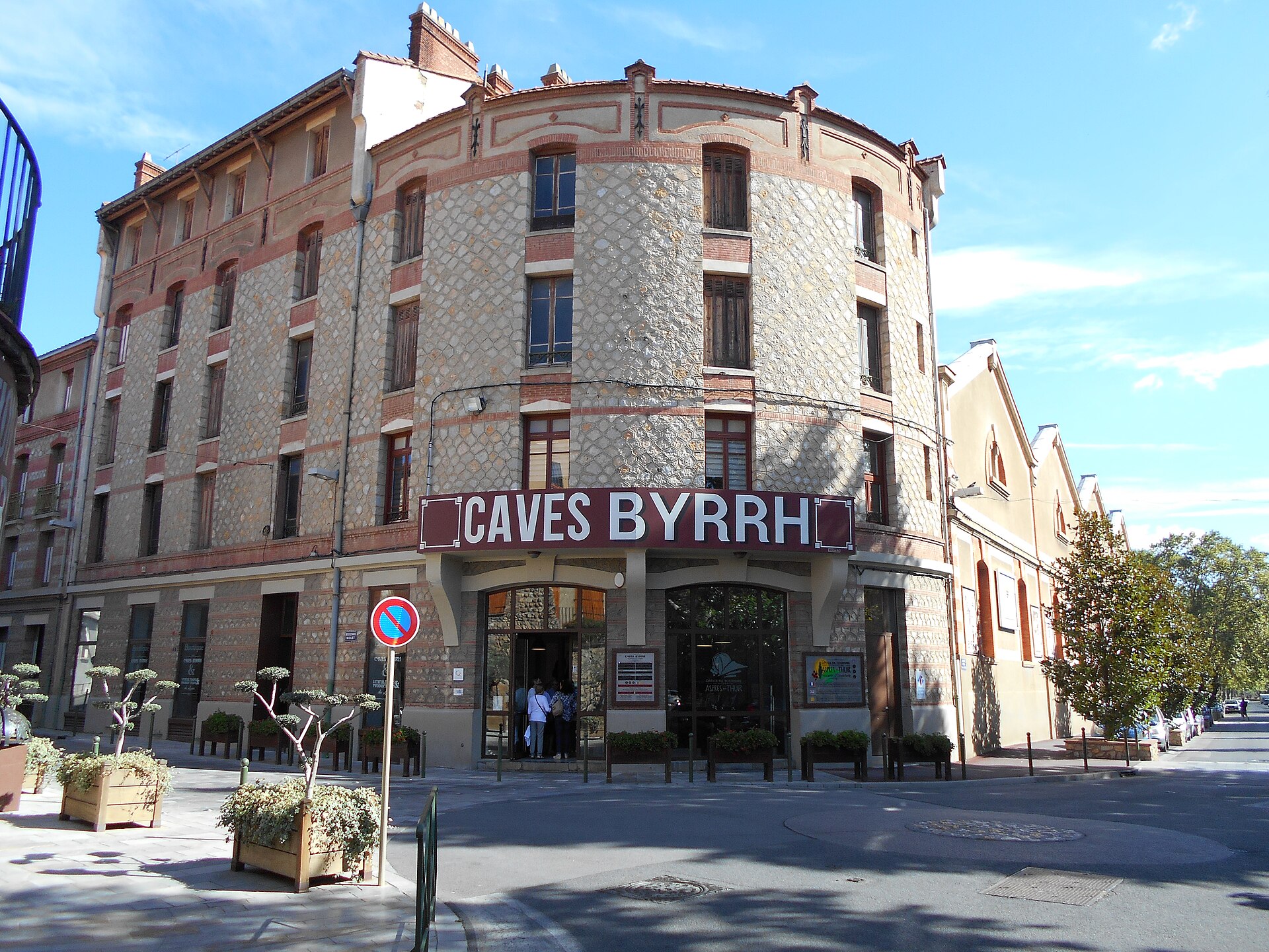 Здание погребов Caves Byrrh в Тюире, Восточные Пиренеи