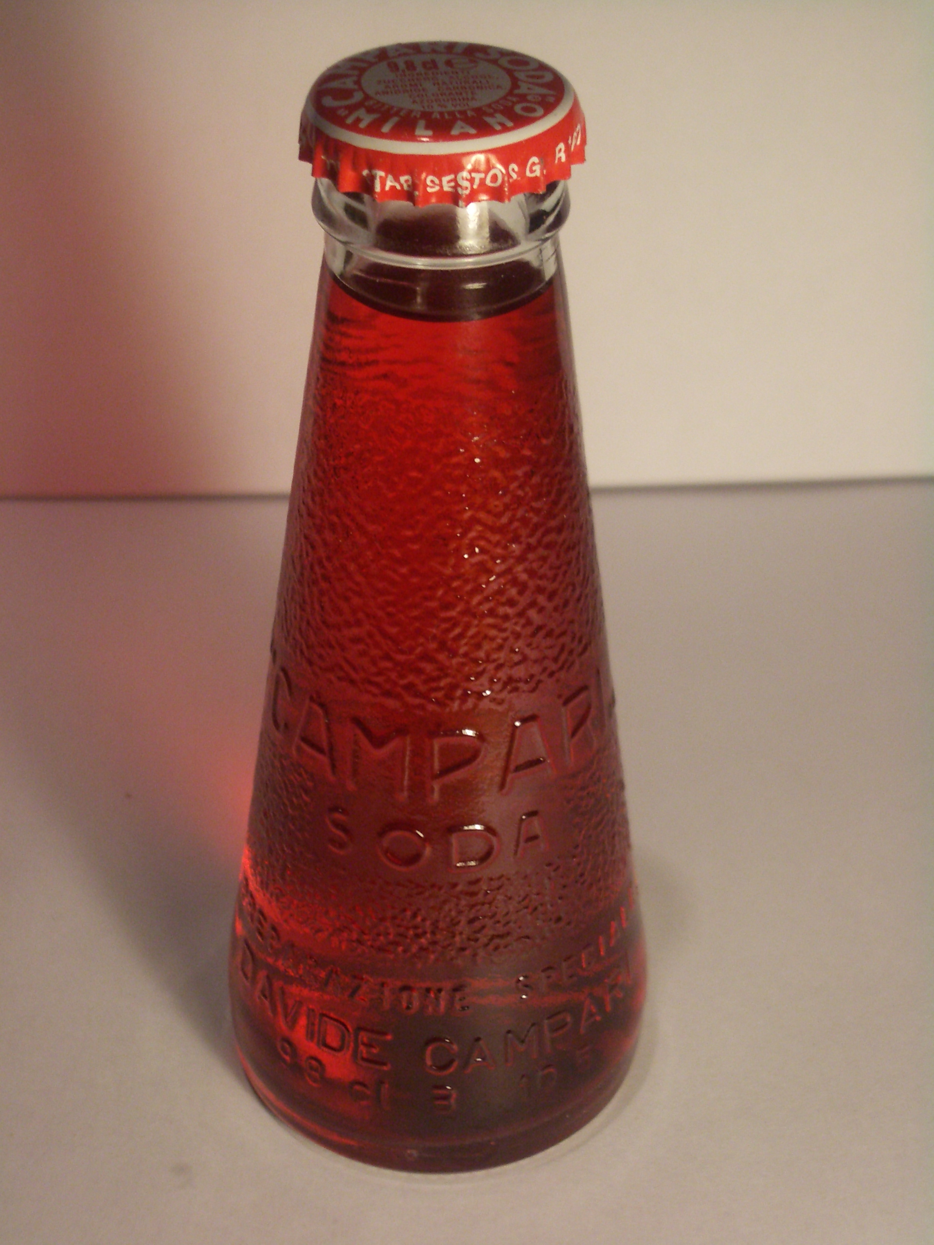 Фирменная конусовидная бутылка Campari Soda по дизайну Фортунато Депэро (1932)