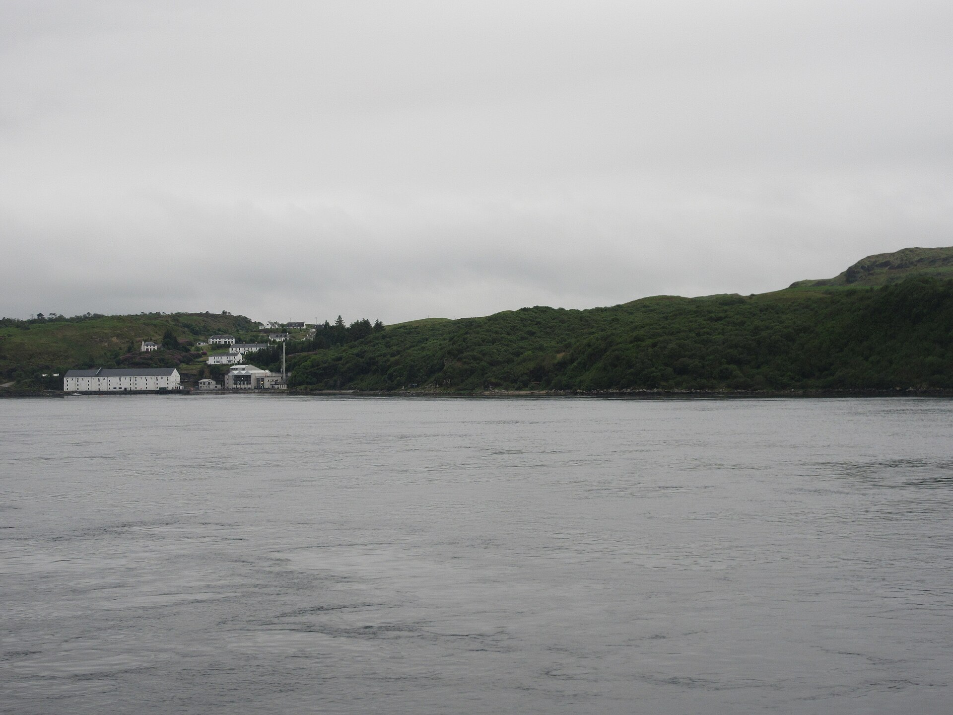Пролив Айлы (Sound of Islay) с винокурней Caol Ila на дальнем берегу