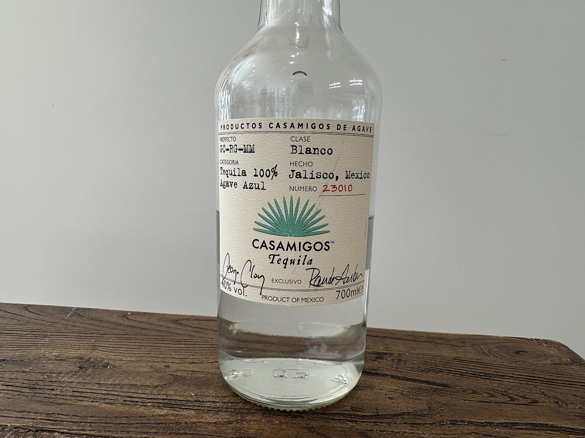 Бутылка Casamigos Blanco с медалью Double Gold, San Francisco World Spirits Competition 2014 (дизайн линейки идентичен Reposado)
