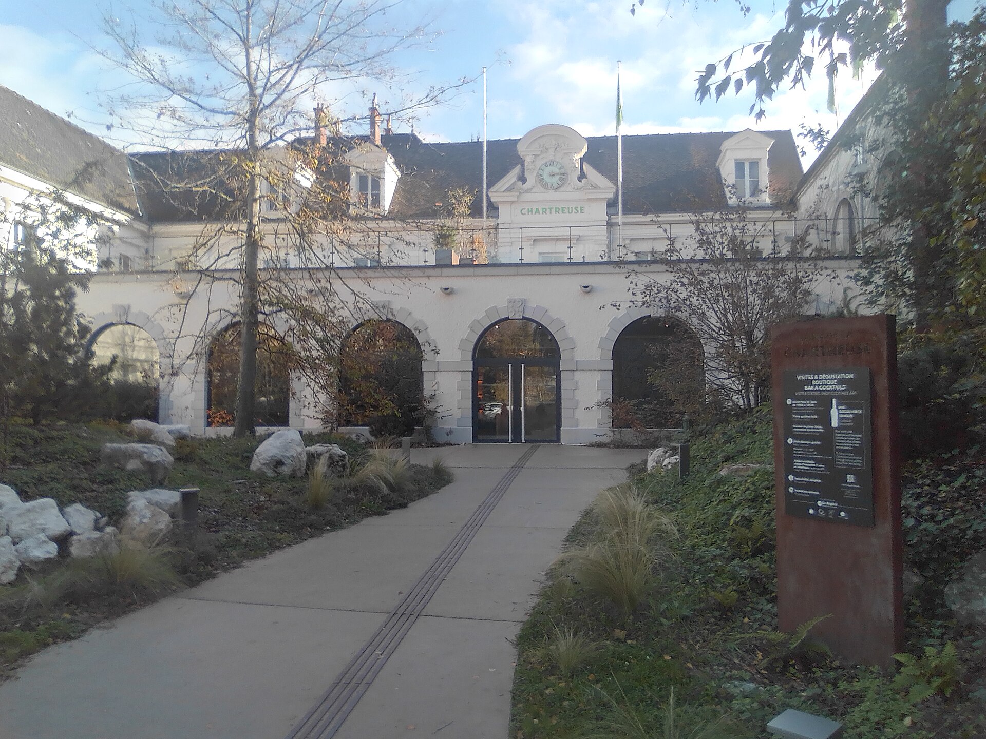 Вход в погреб Chartreuse (Caves de la Chartreuse) в Вуароне