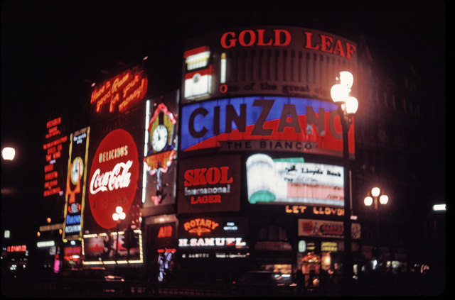 Пикадилли-серкус, Лондон, 1969 год — неоновая вывеска Cinzano среди других уличных реклам эпохи