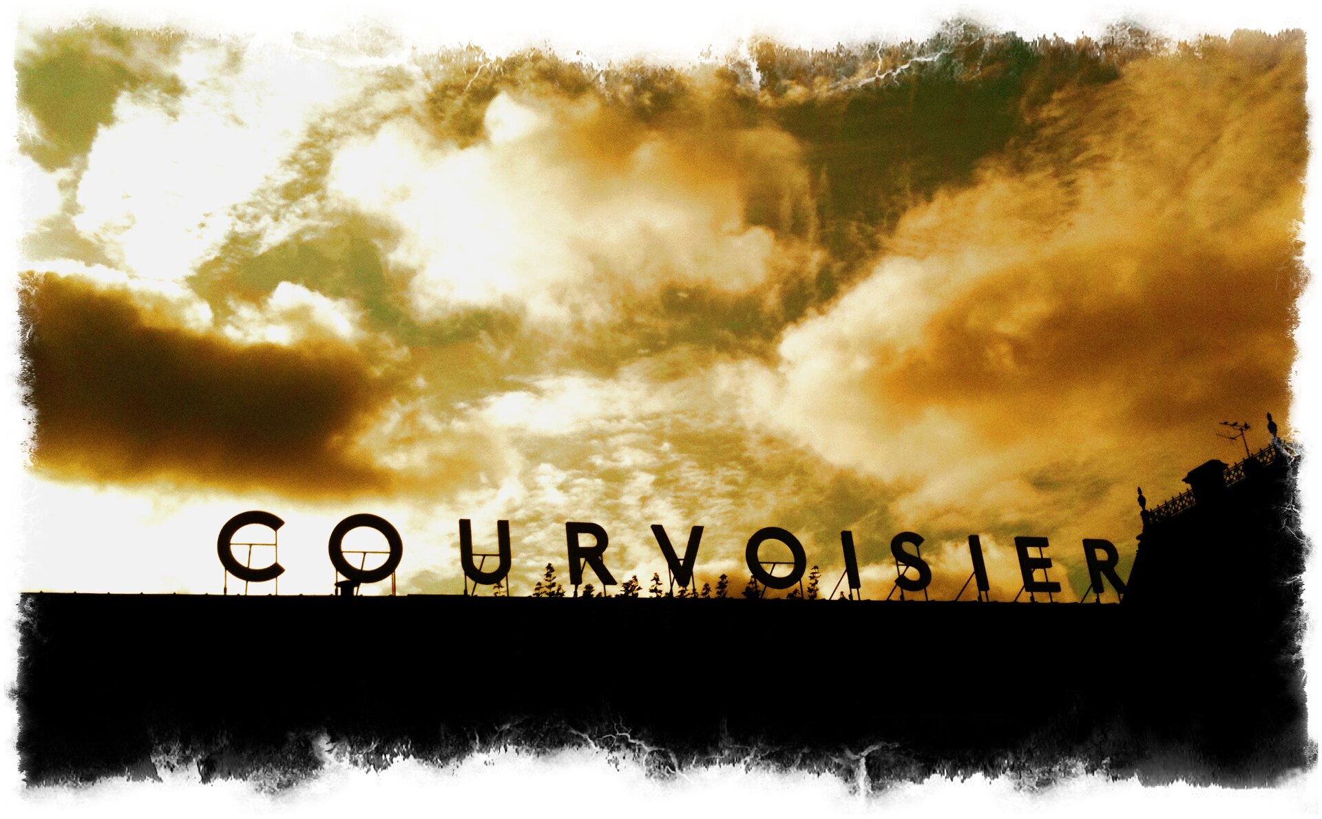 Вывеска дома Courvoisier у центра для посетителей в Жарнаке