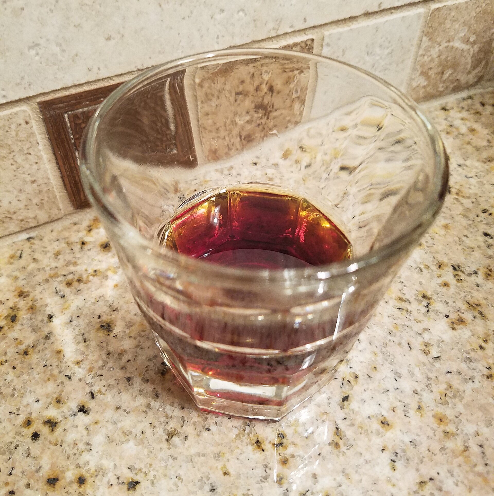 Cynar в бокале со льдом — классическая подача, основа для Cynar Spritz