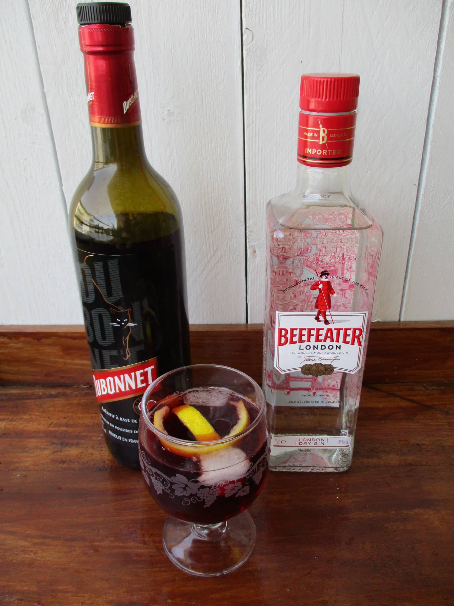 Коктейль «Queen's Dubonnet» — джин с Dubonnet, лёд и ломтик лимона: ежедневный аперитив Елизаветы II.
