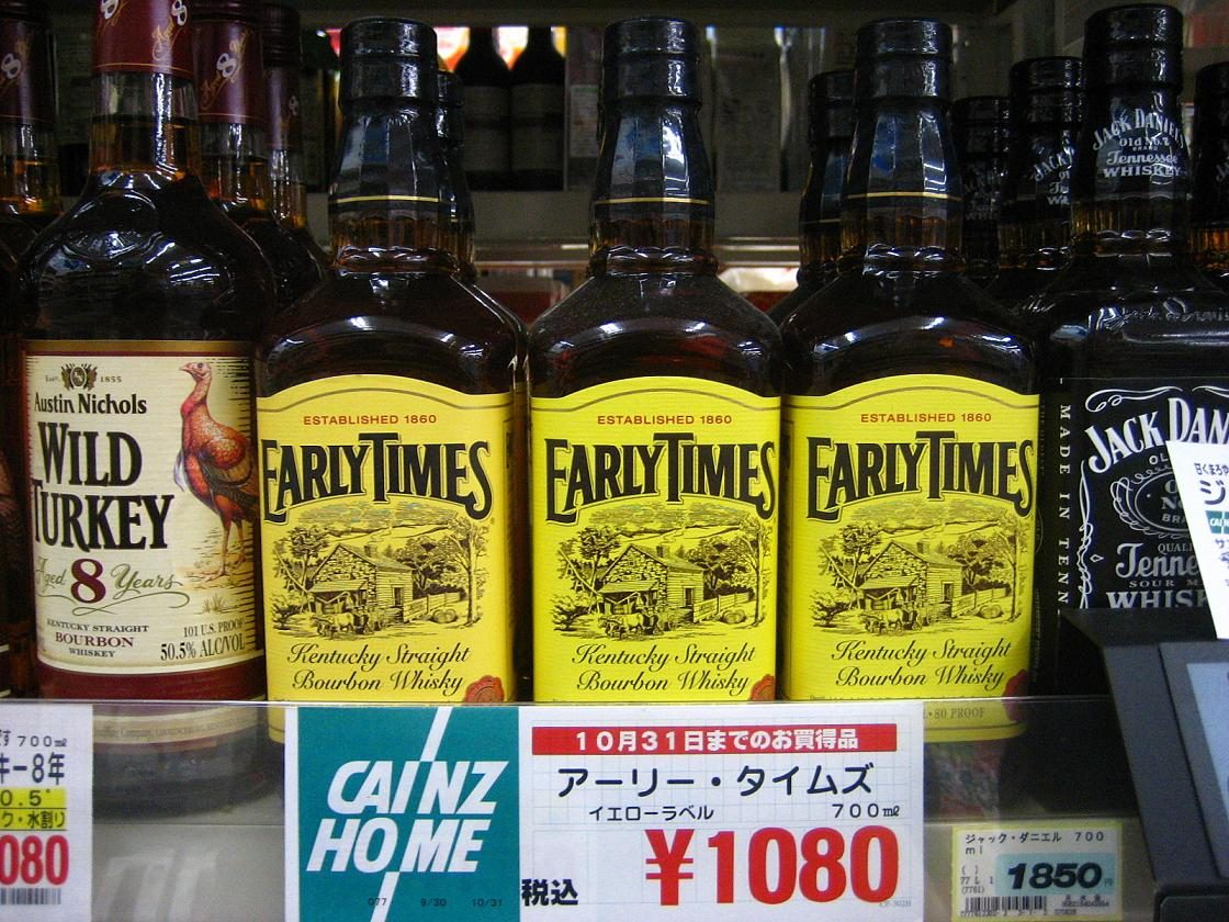 Бутылки Early Times на полке магазина в Японии рядом с Wild Turkey и Jack Daniel's
