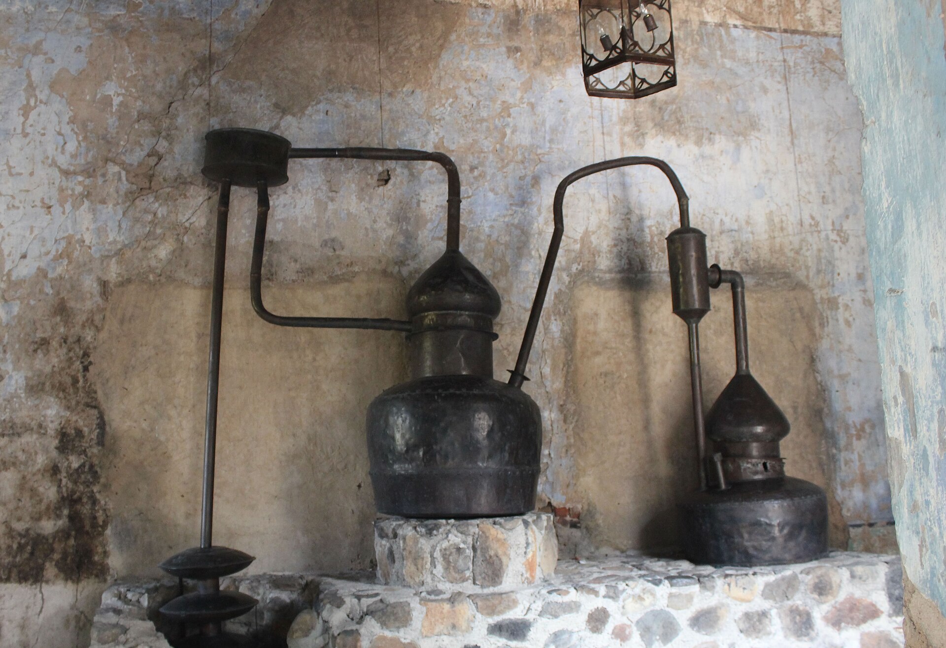 Старинные медные pot still на каменной печи в винокурне города Текила