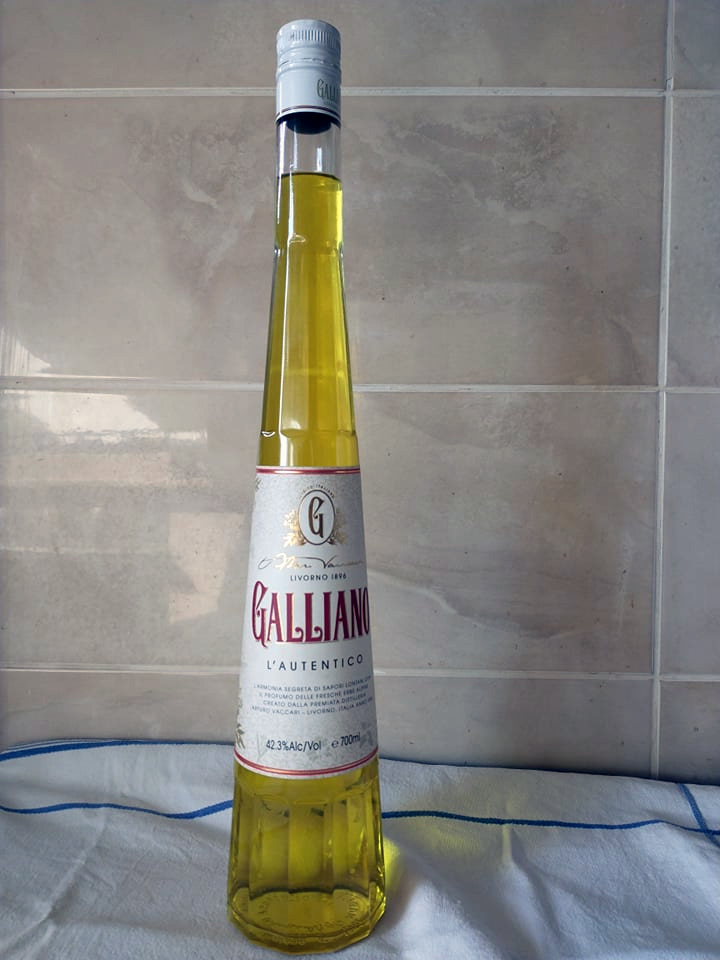 Galliano L'Autentico в узнаваемой высокой бутылке