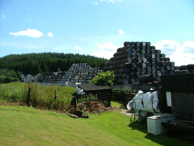 Бочки на бондарном дворе Speyside Cooperage в Крейгеллахи — типичная сцена спейсайдского виски-края, где вызревает Glenfarclas