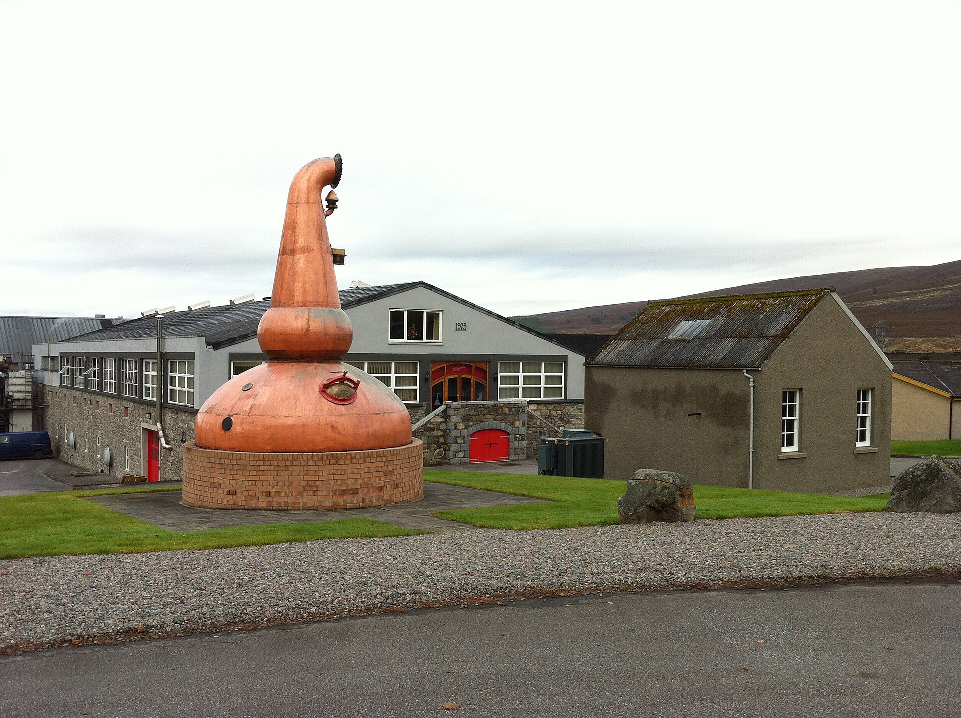 Медные pot still винокурни Glenfarclas — самые большие в Спейсайде, с прямым газовым обогревом