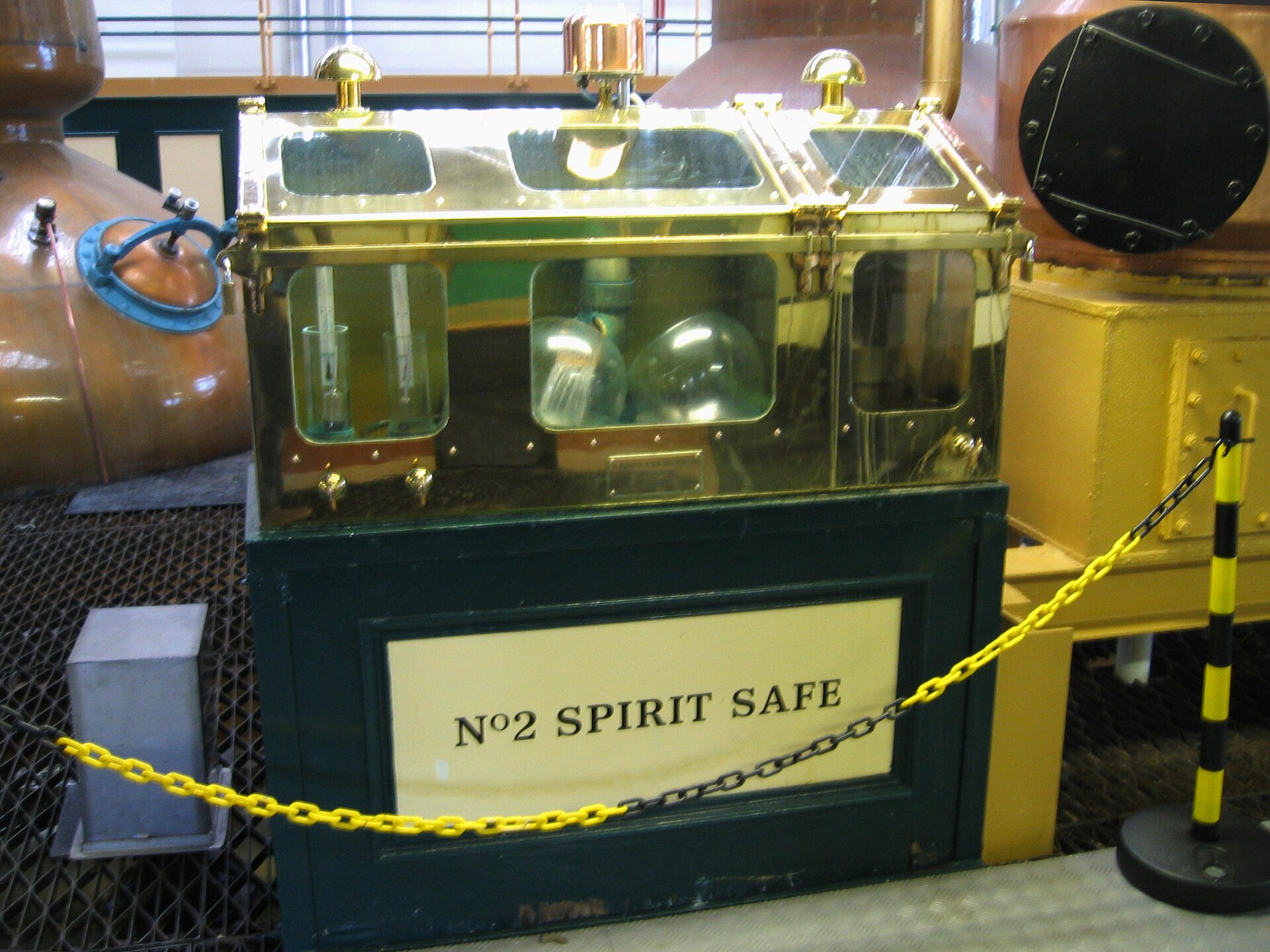 Спиртовой сейф (spirit safe) на винокурне The Glenlivet — узел контроля дистиллята у pot still