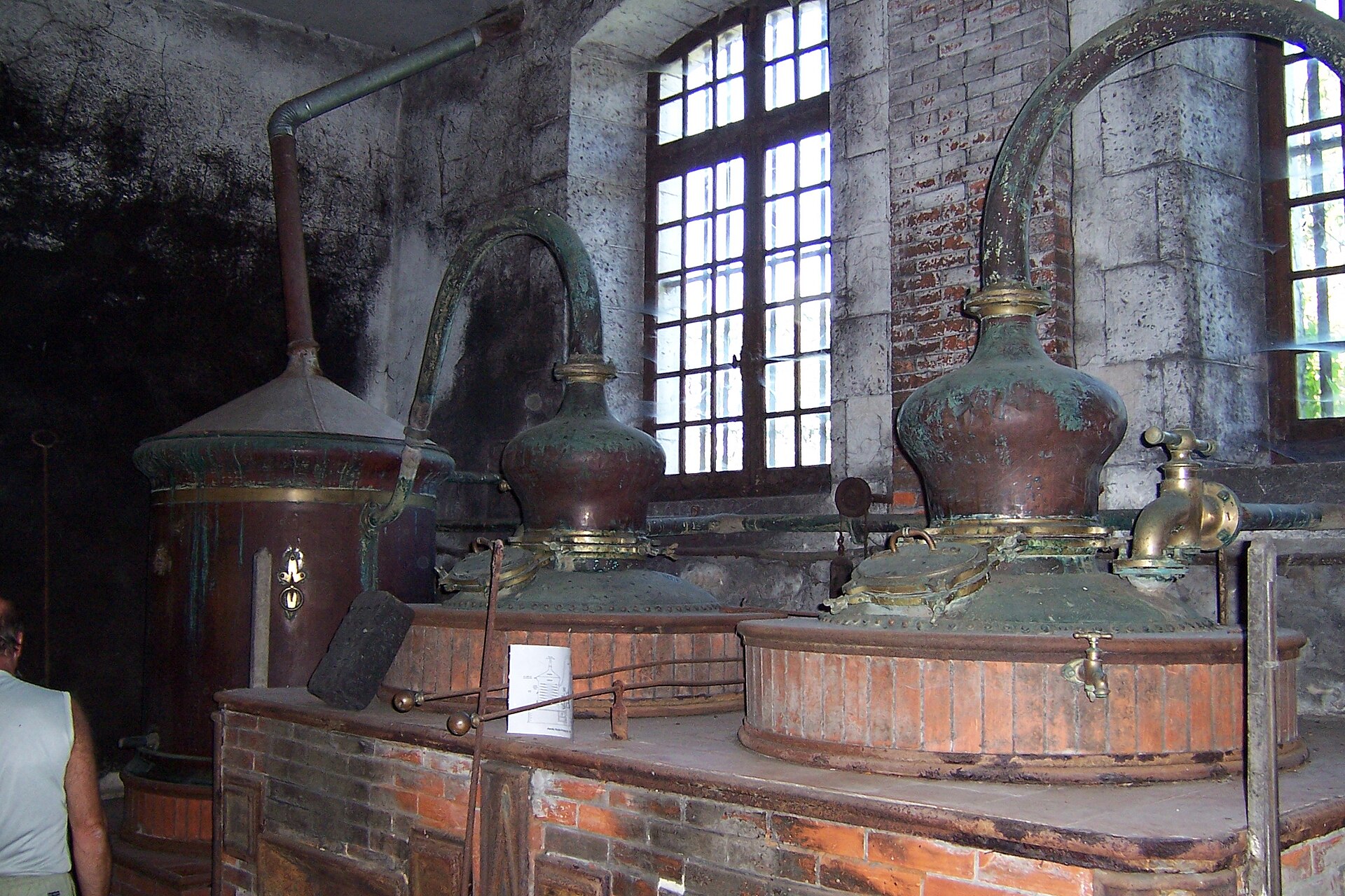 Медный шарантский pot still — pot still, форму которого повторяет фирменная бутылка Grand Marnier