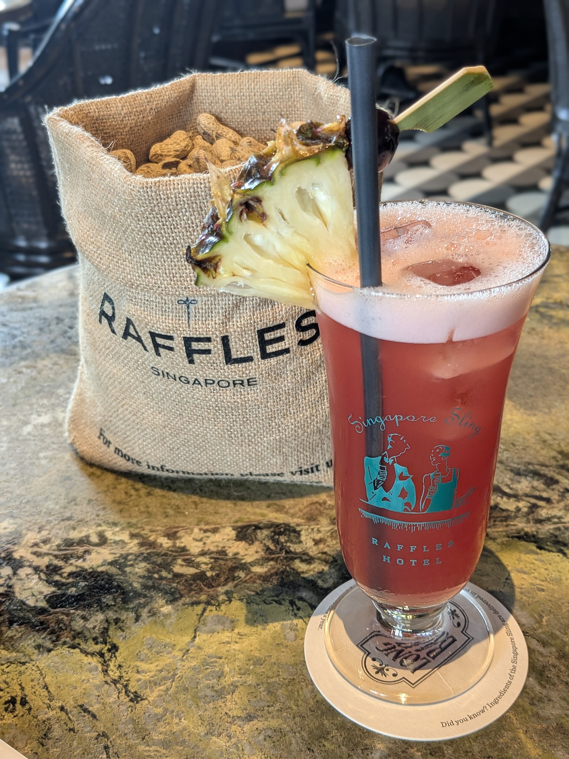Singapore Sling и арахис в баре Long Bar отеля Raffles, Сингапур