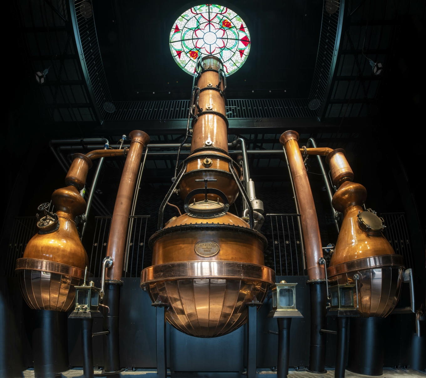 Фирменные аппараты Hendrick's: Carter-Head в центре, pot still Bennett по краям