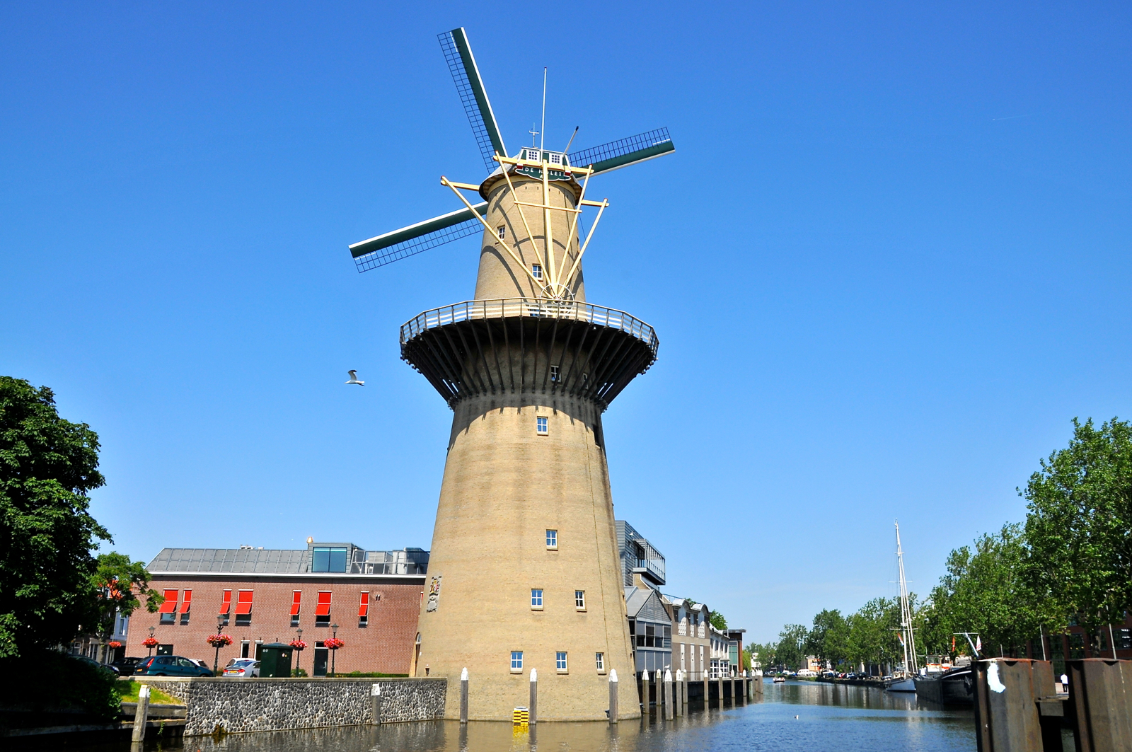 Ветряная мельница Molen de Nolet на территории винокурни Нолетов в Схидаме — самая высокая в мире ствольная мельница, снабжает производство ветровой энергией