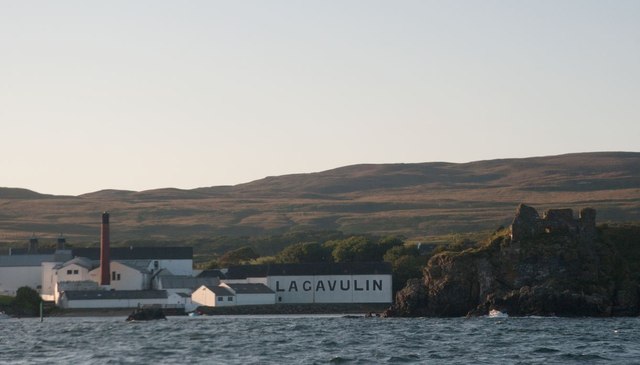 винокурня Lagavulin и руины замка Dunyvaig на берегу одноимённой бухты