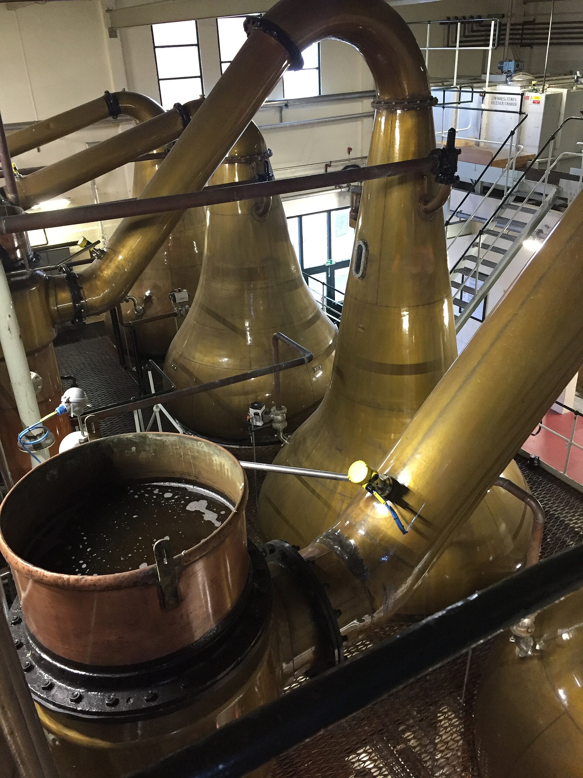 медные pot still в кубовом отделении Lagavulin