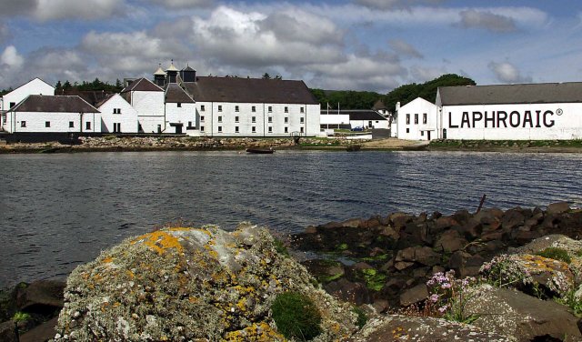 Винокурня Laphroaig на берегу Айлы