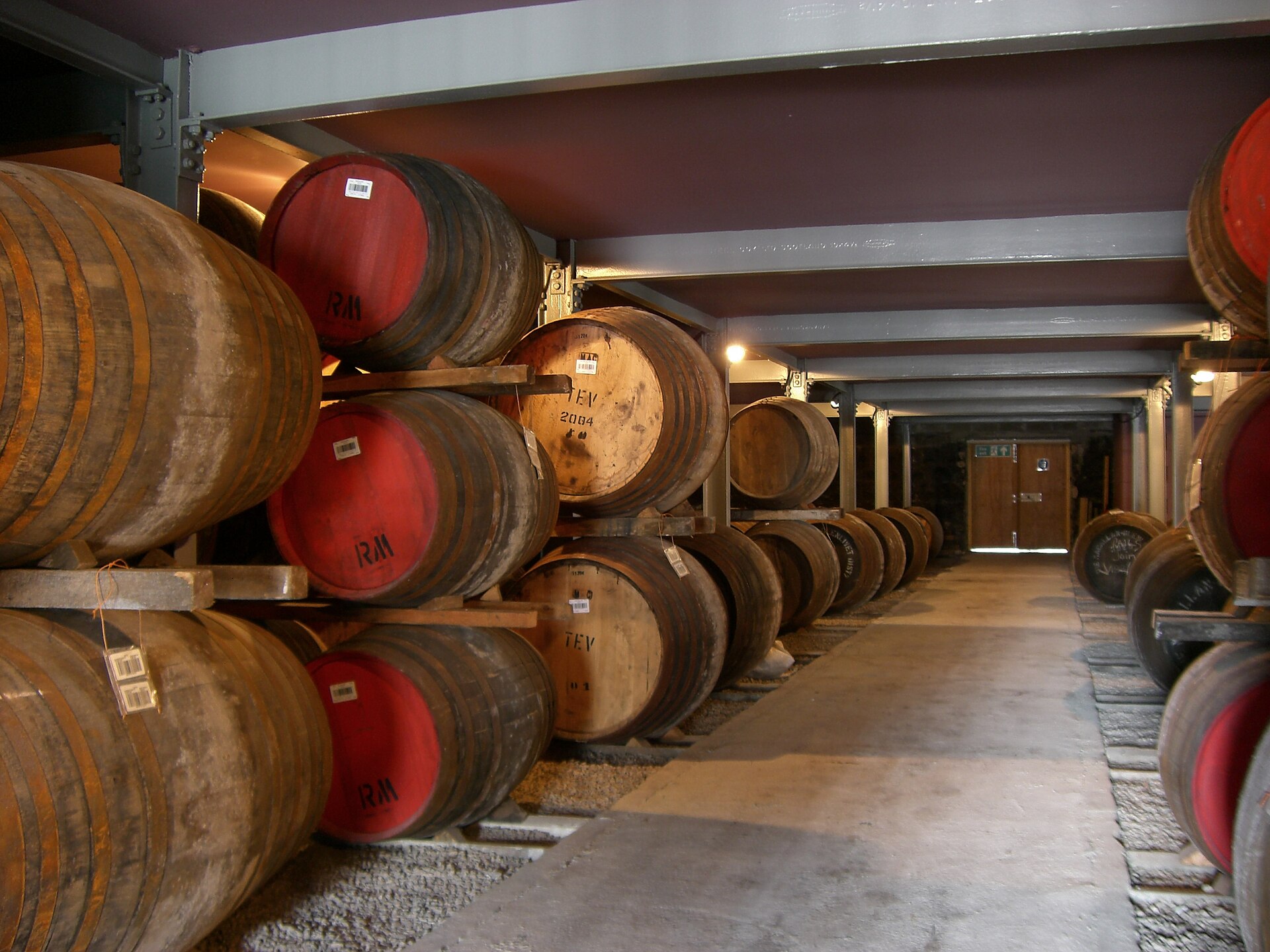 хересные бочки (sherry casks) на территории Macallan в Крейгелаши