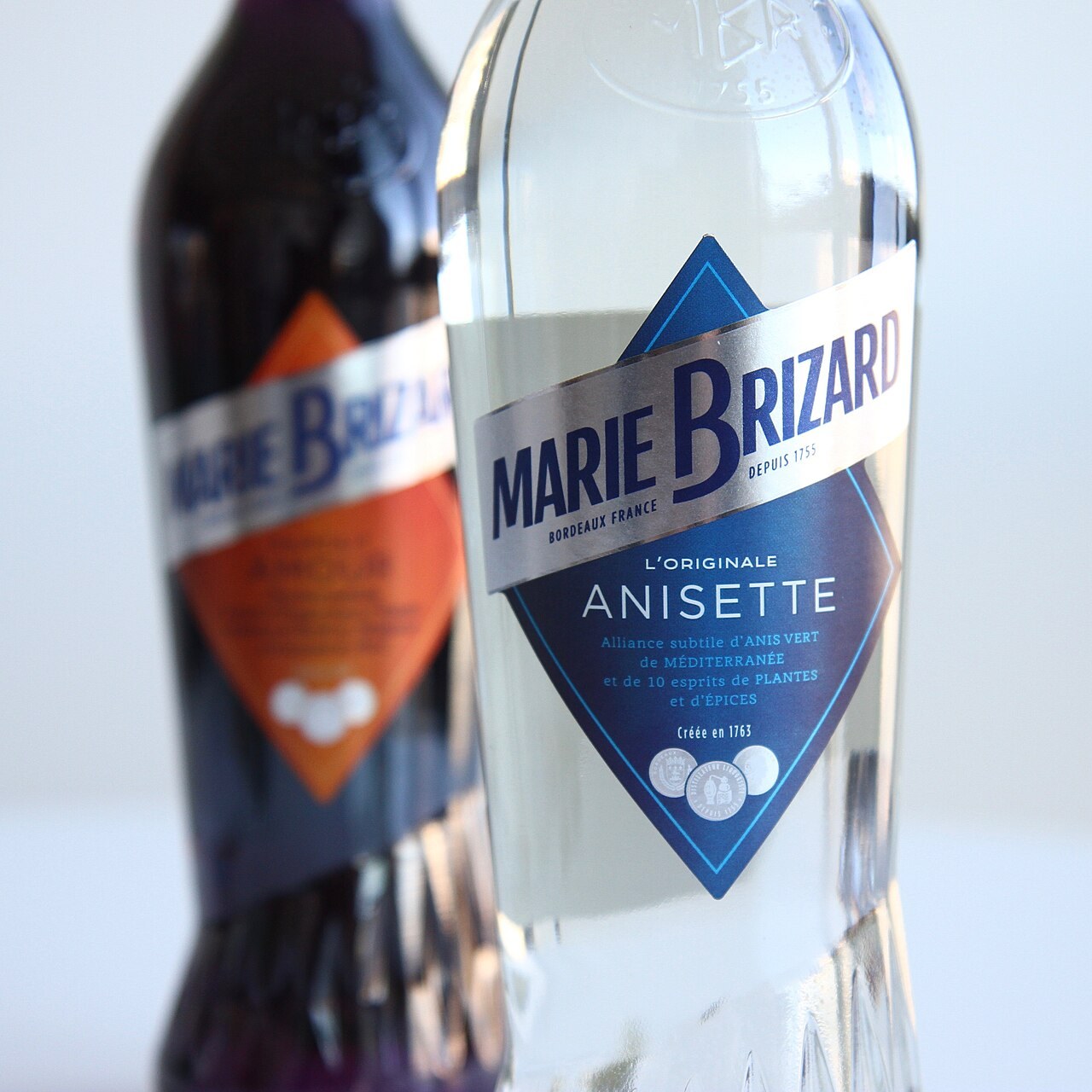 Бутылка Marie Brizard Anisette в новом оформлении