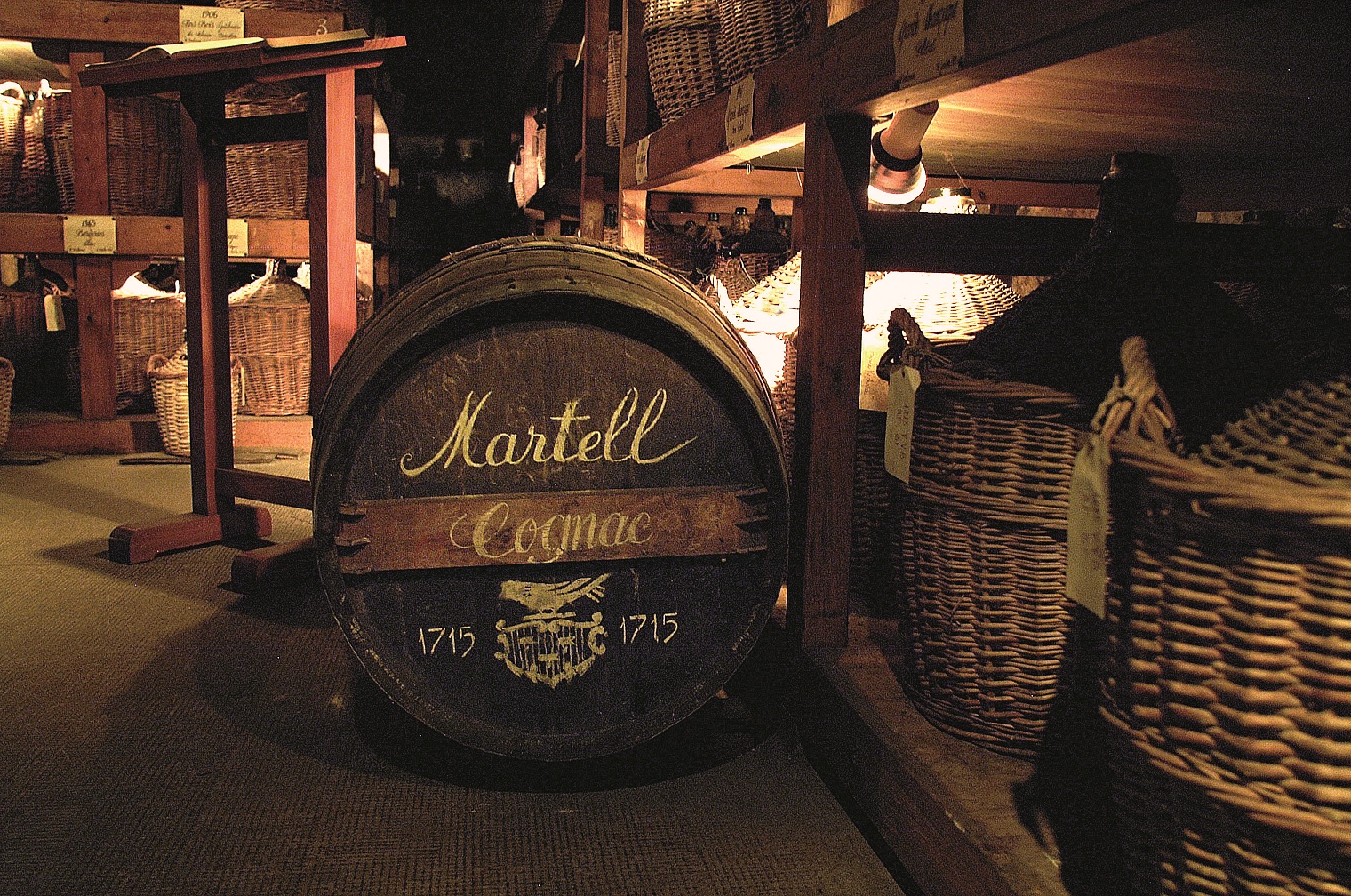Бочки Martell в погребе выдержки
