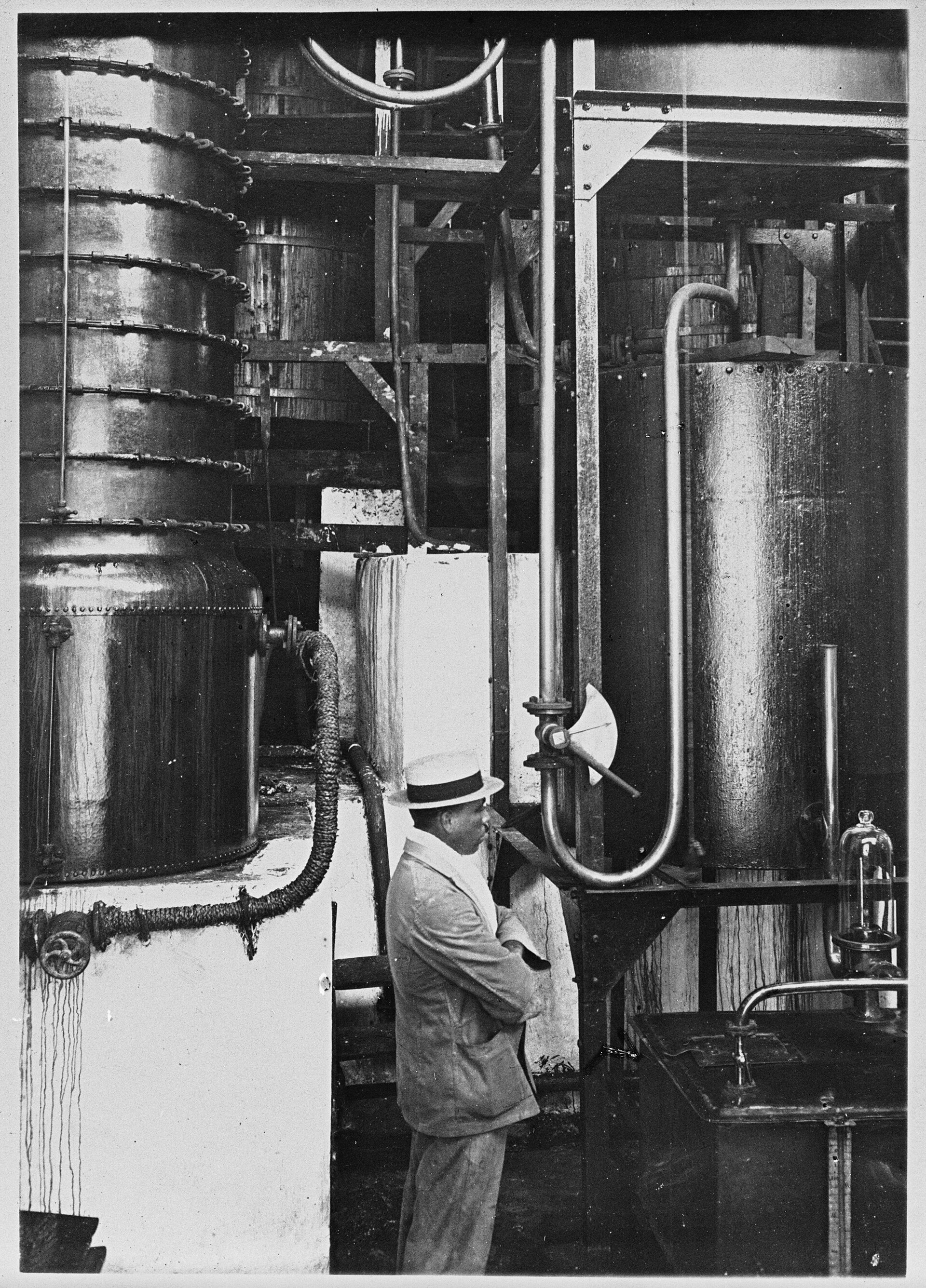 Перегонная колонна на мартиниканской ромовой дистиллерии, 1930-е годы