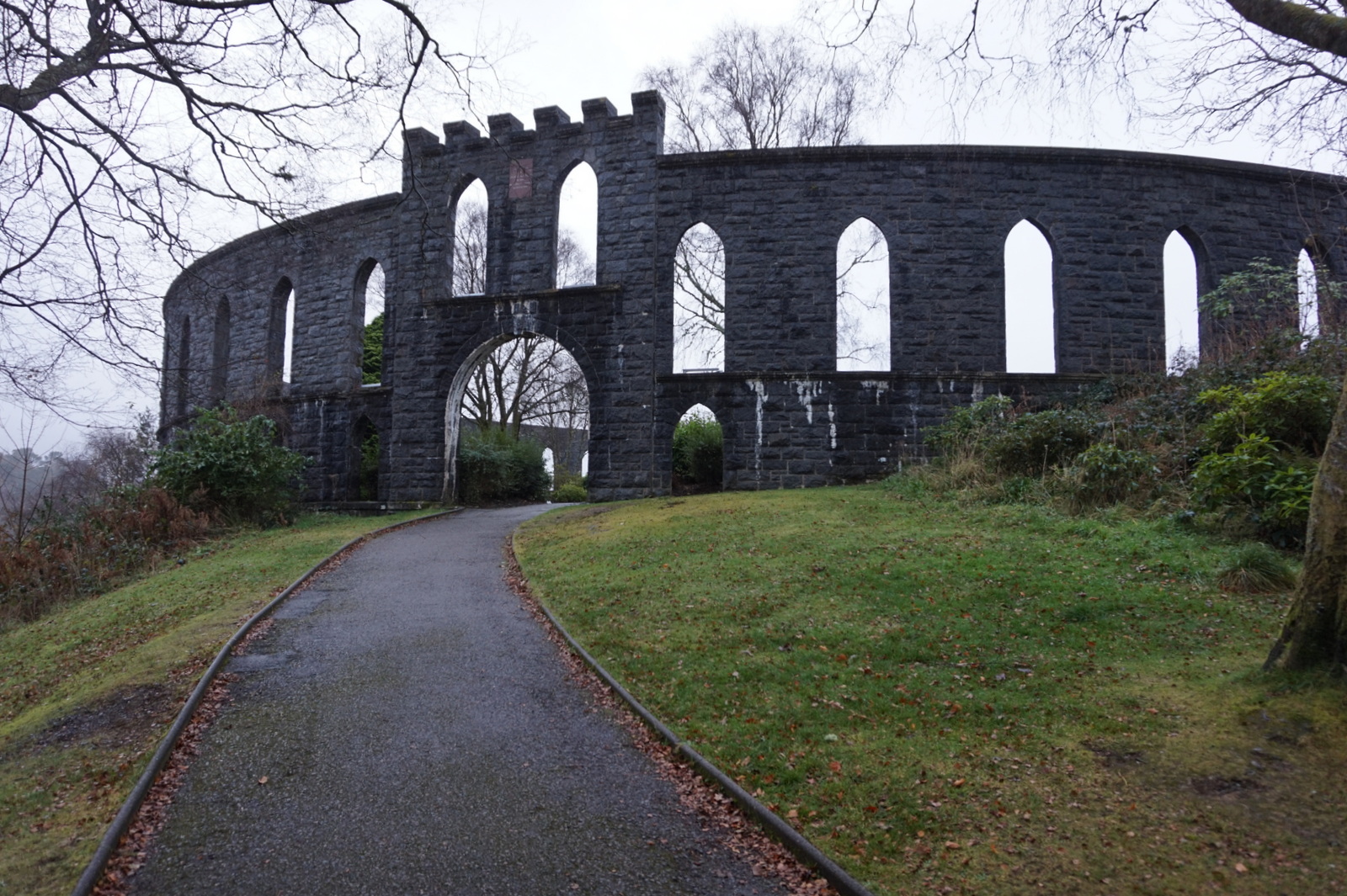 Башня Макейга (McCaig's Tower) — недостроенная гранитная «копия Колизея» на скале над Обаном
