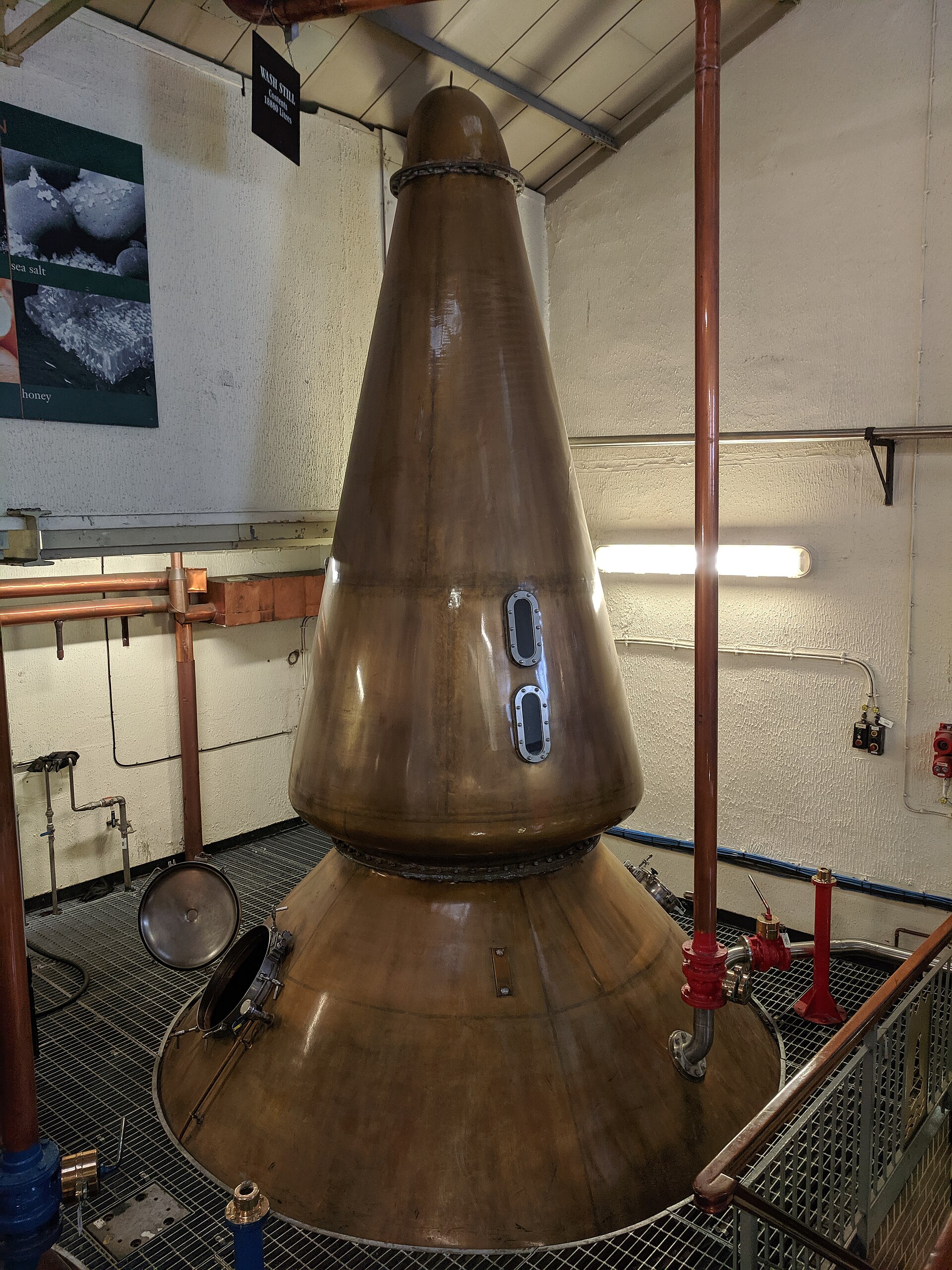 Один из двух медных pot still (wash still) на винокурне Oban
