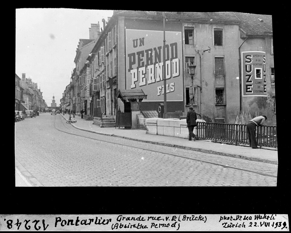 Главная улица Понтарлье в 1939 году с рекламой Pernod Fils во всю стену