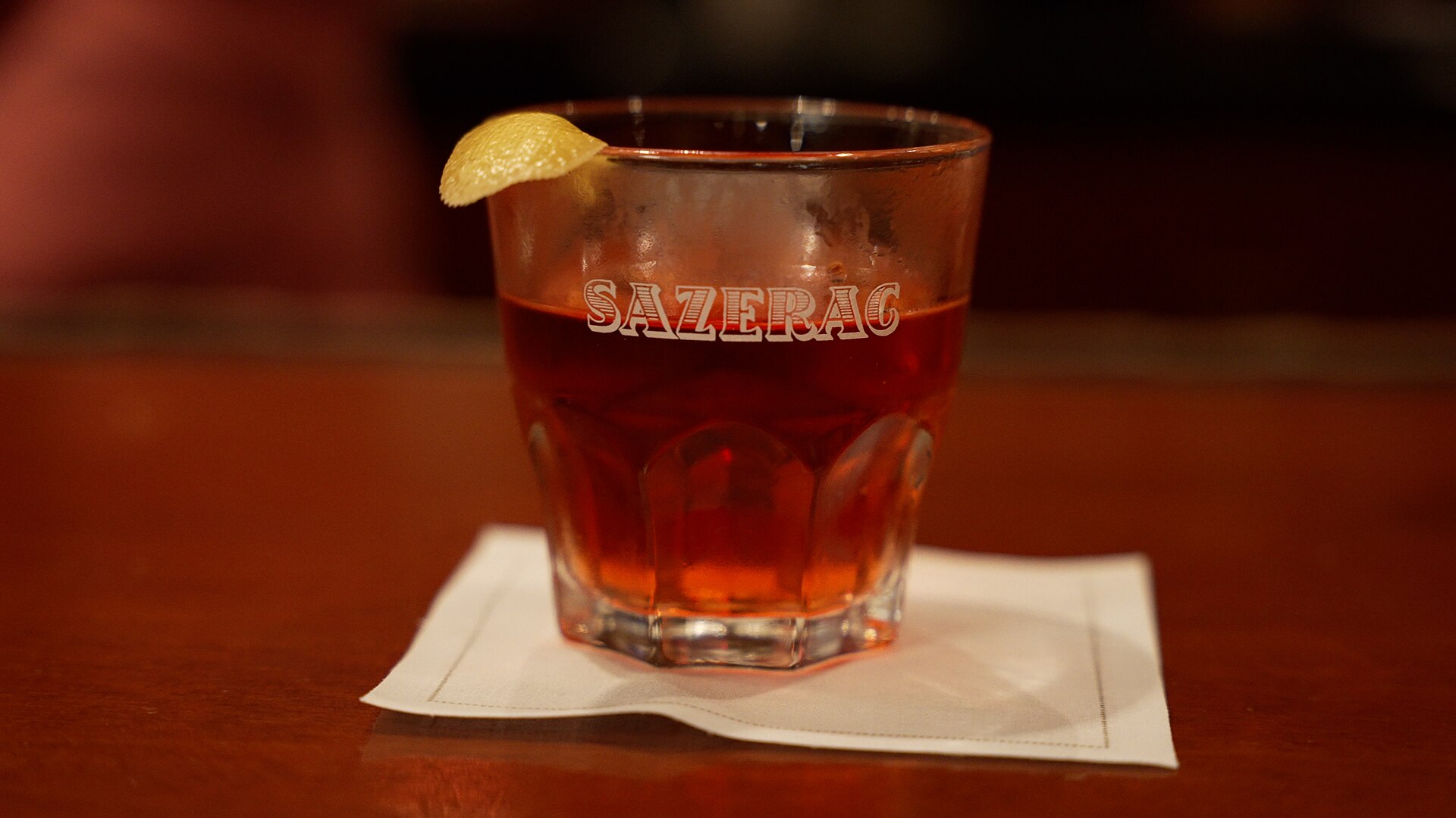 Коктейль Sazerac в баре Sazerac Bar, Новый Орлеан (2024)