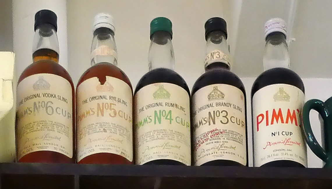 Коллекция старинных бутылок Pimm's (витрина Hix Oyster and Chop House, Лондон)