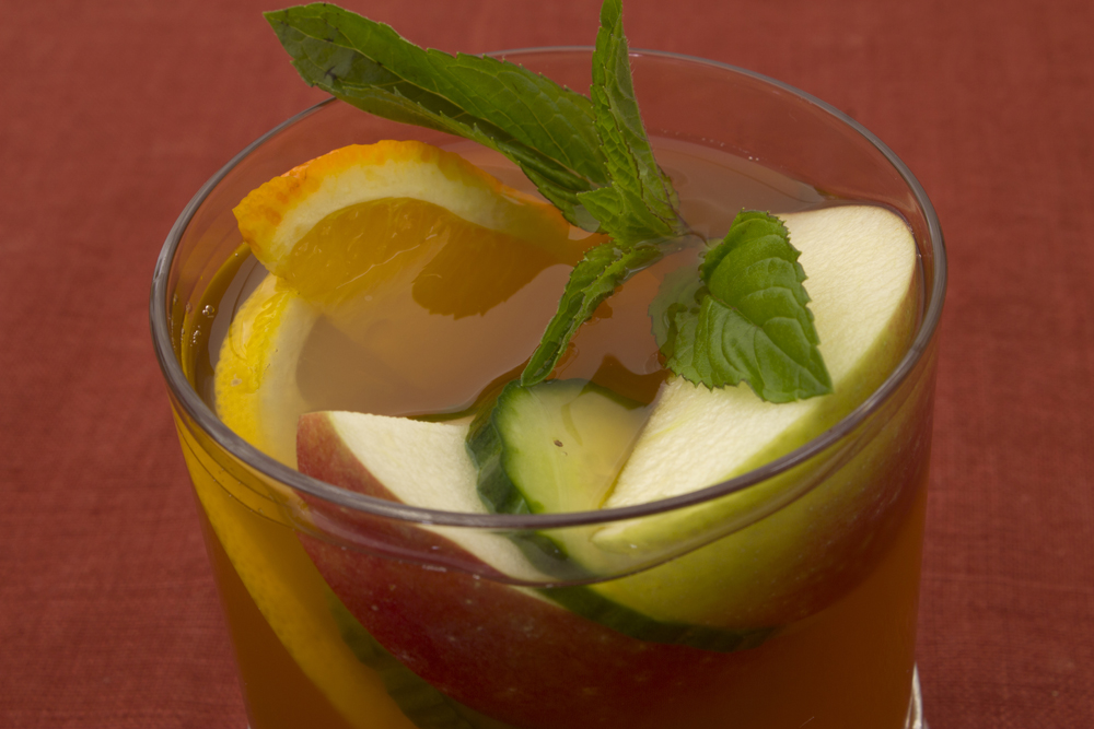 Бокал Pimm's Cup с мятой и фруктами, крупный план