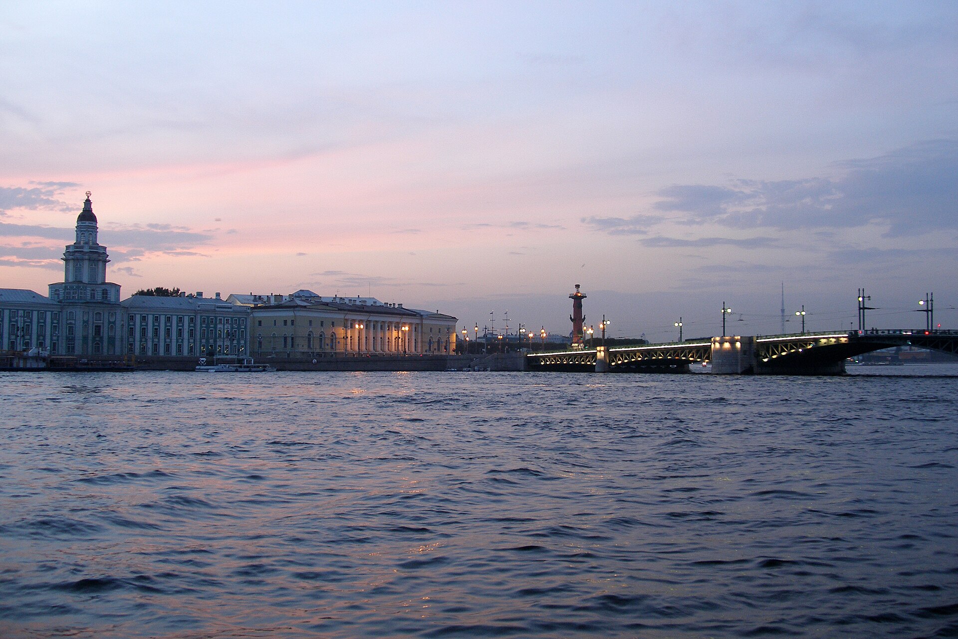 Нева в центре Санкт-Петербурга — город, где с 2006 года работает завод-винокурня Russian Standard