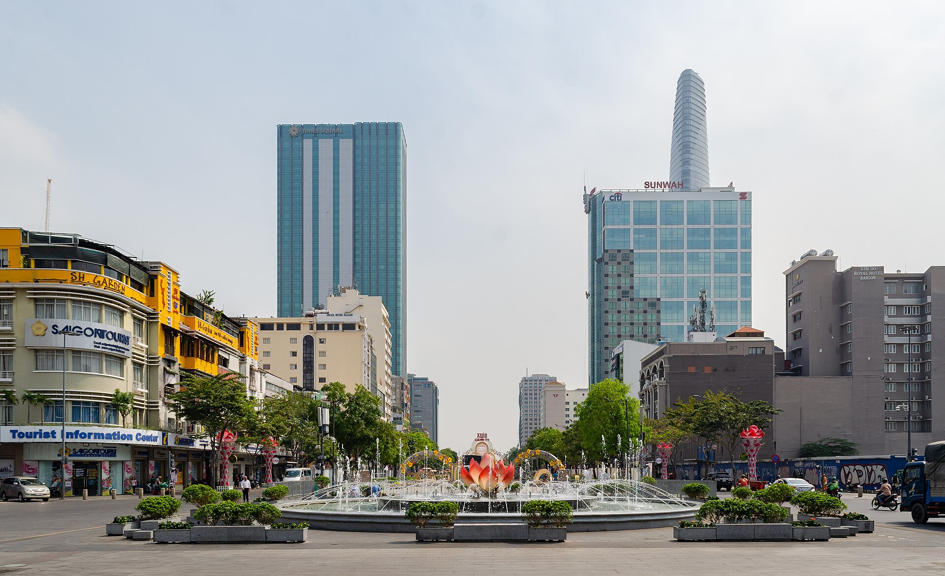 Улица Нгуен Хюэ в Хошимине — городе, где дистиллируют Saigon Baigur и от чьего исторического имени «Байгур» происходит название джина