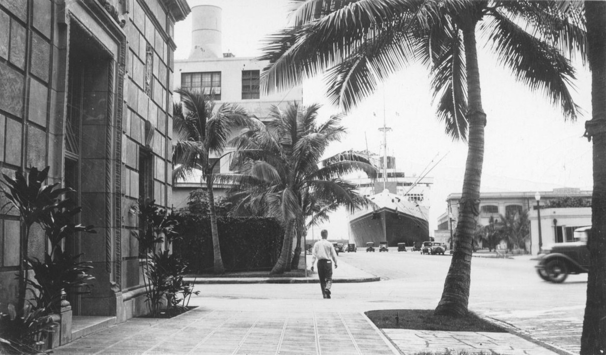 Гонолулу, Гавайи, 1930-е — корабль у причала на Бишоп-стрит, порт, где швартовался флот времён Sailor Jerry