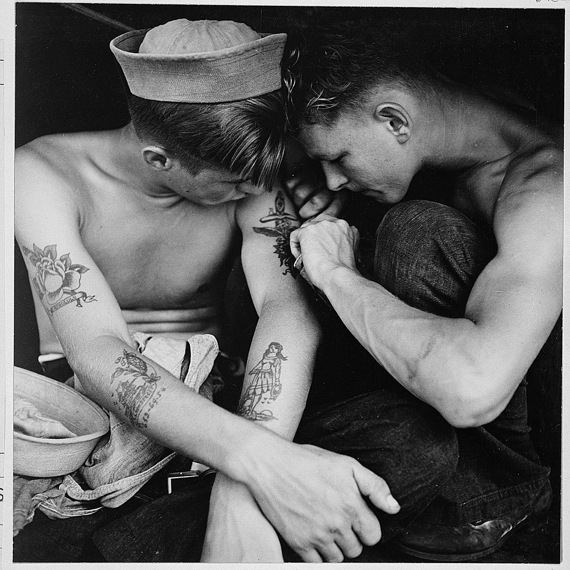 Татуированный моряк на борту USS New Jersey, 1944 — винтажный флотский образ эпохи Sailor Jerry