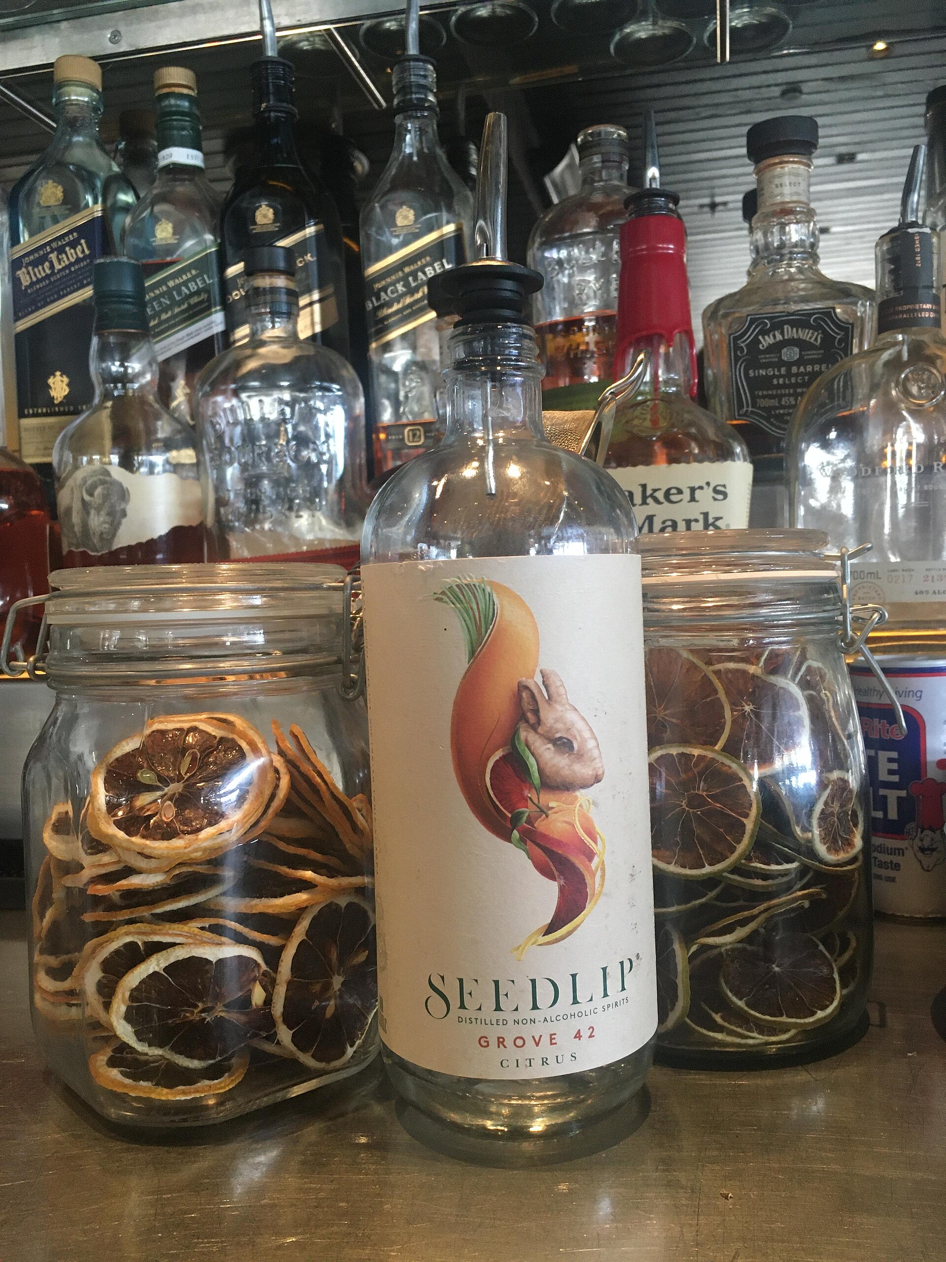 Бутылка Seedlip Grove 42 в работе за барной стойкой
