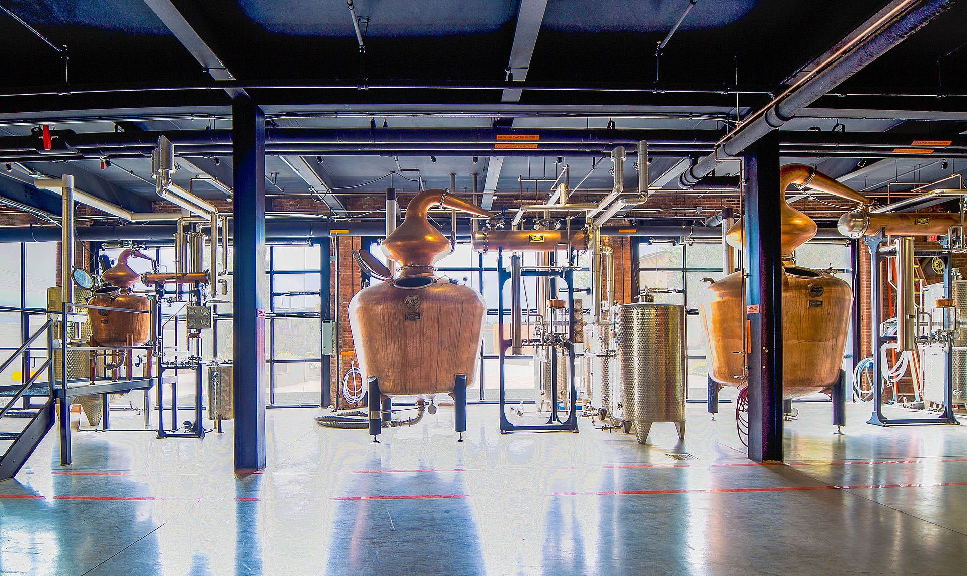 Медные pot still — оборудование того же типа, на котором каждый ботаникал Seedlip перегоняют отдельно
