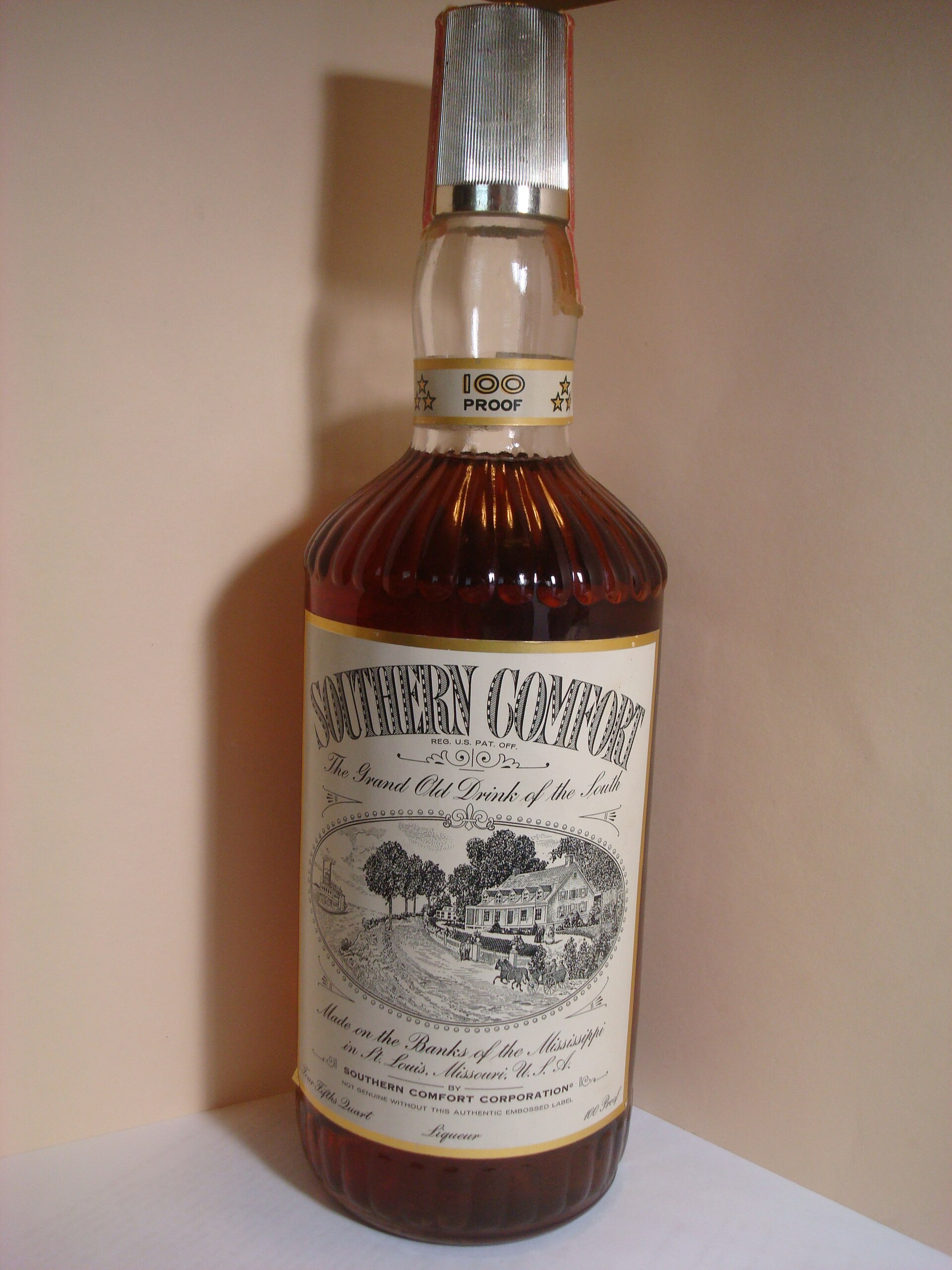 Историческая бутылка Southern Comfort времён производства в Сент-Луисе