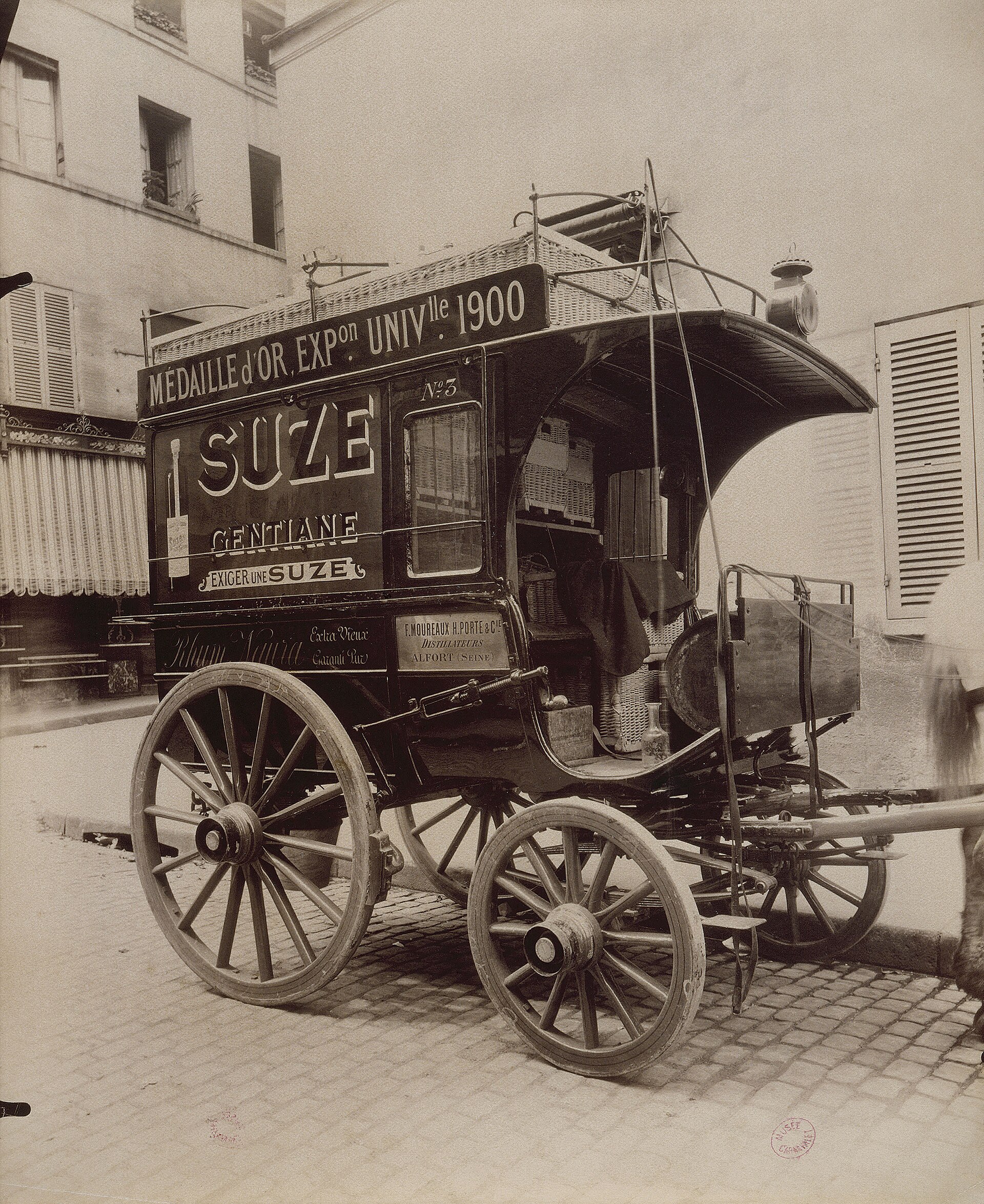 Фургон разносчика Suze на улице Парижа, ок. 1910 года — фотография Эжена Атже, собрание музея Карнавале